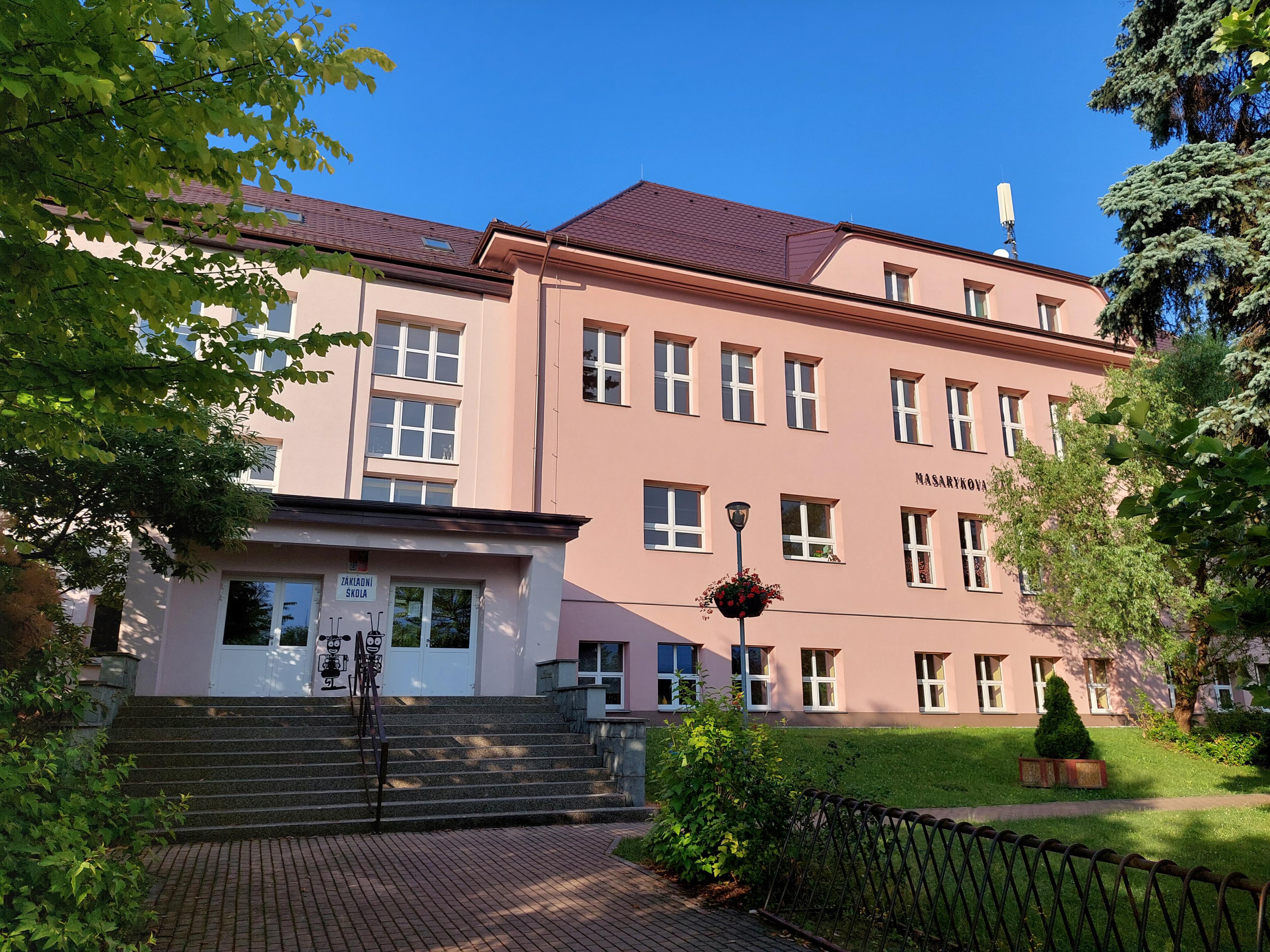 Masarykova ZŠ Návsí foto 2