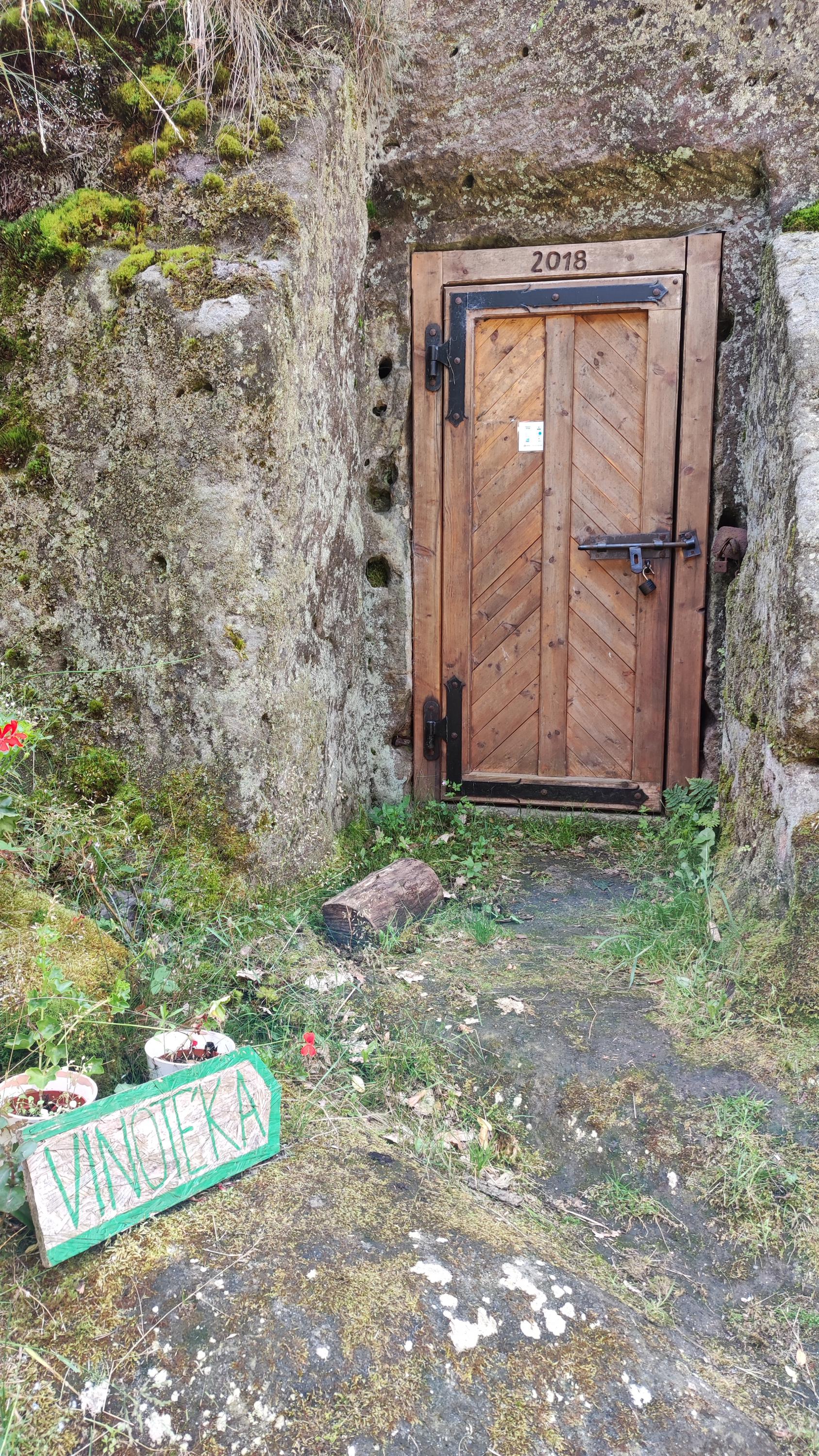 Vinotéka a pivotéka ve skále foto 5
