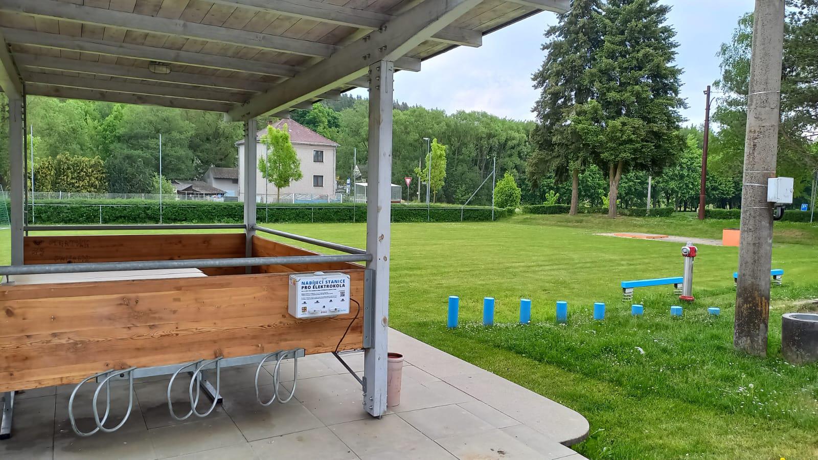 Nabíjecí stanice pro elektrokola - Centrum Caolinum Nevřeň foto 3