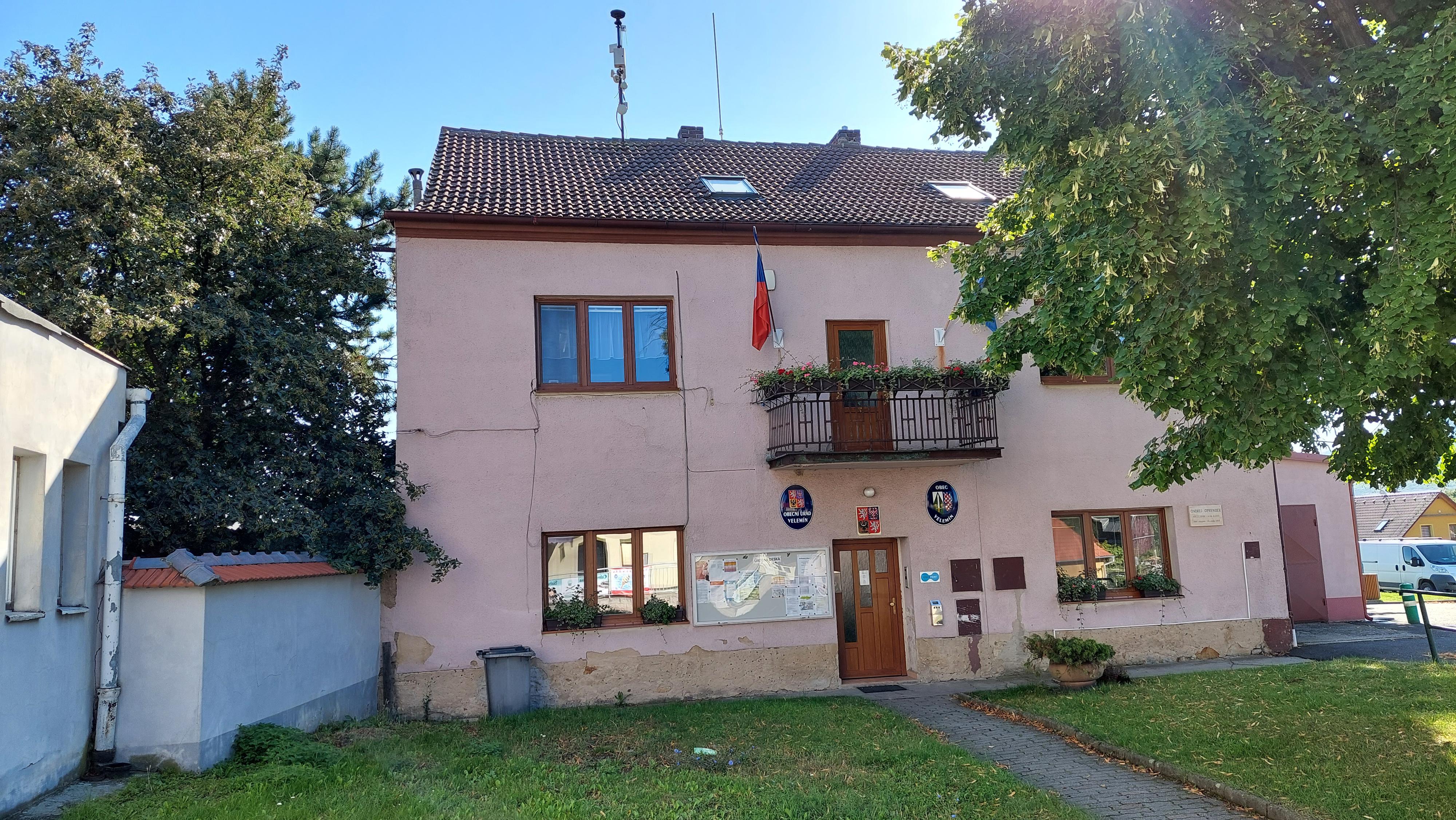 Velemín - obecní úřad foto 2