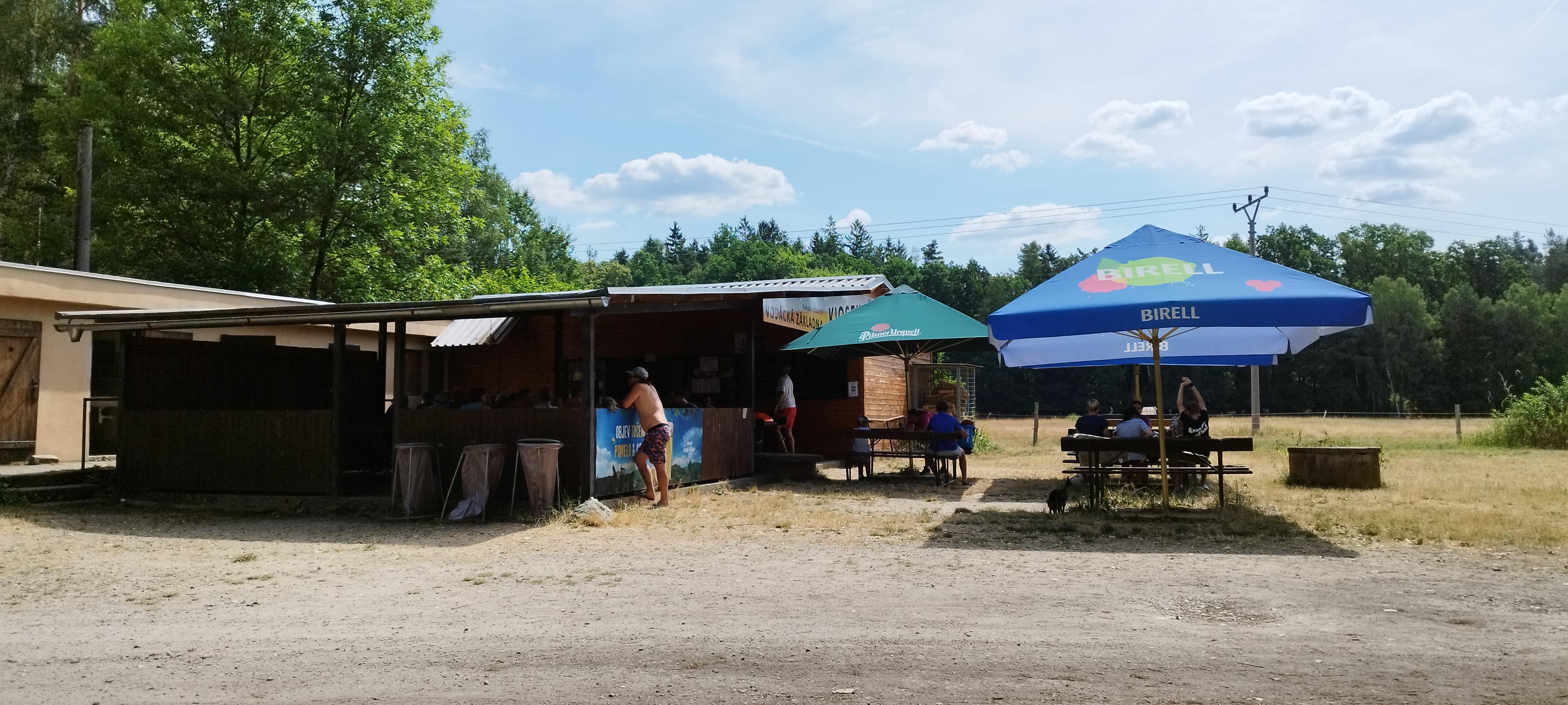 Občerstvení v kempu Vodácká Základna foto 2