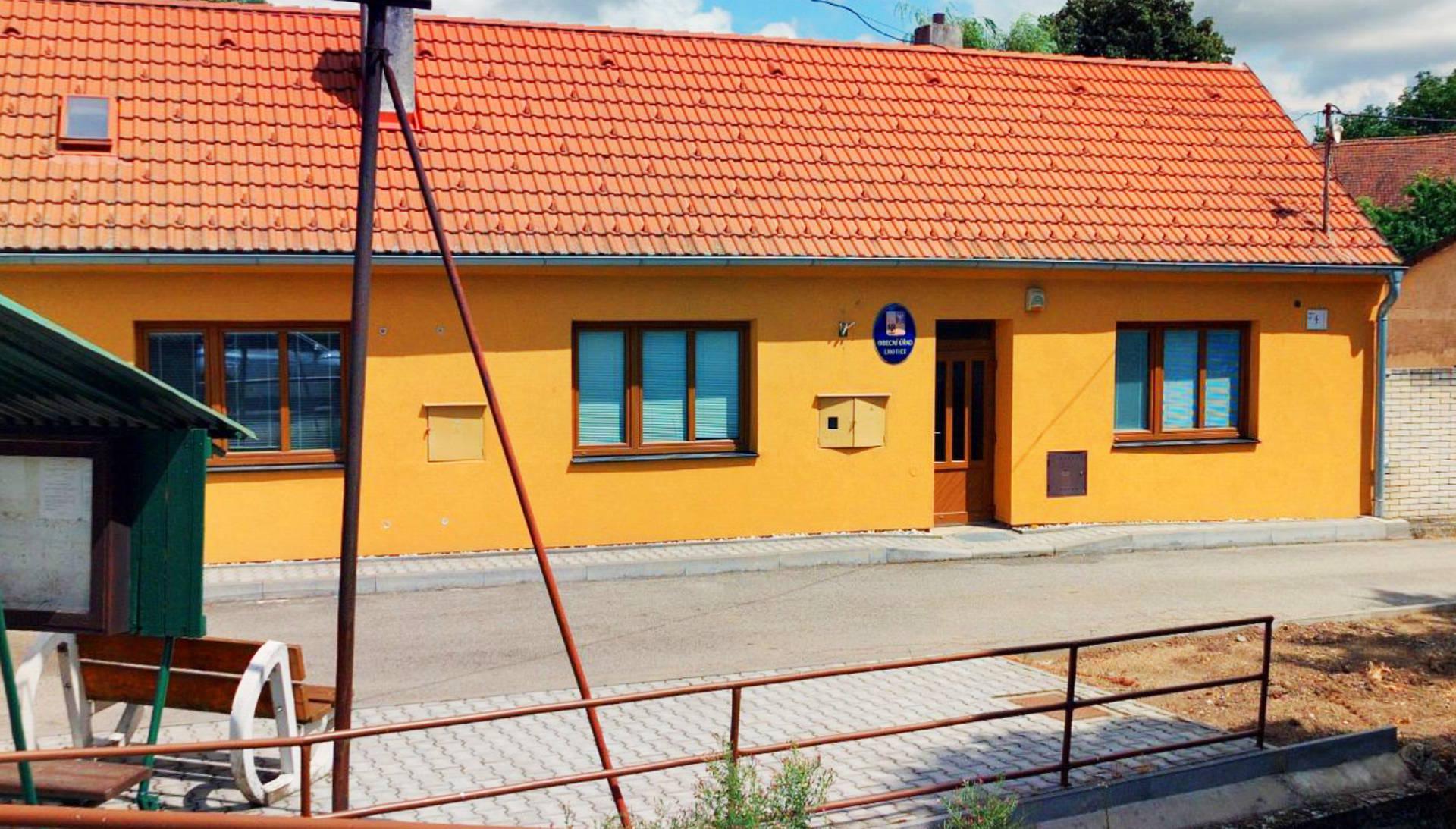 Lhotice - obecní úřad foto 2