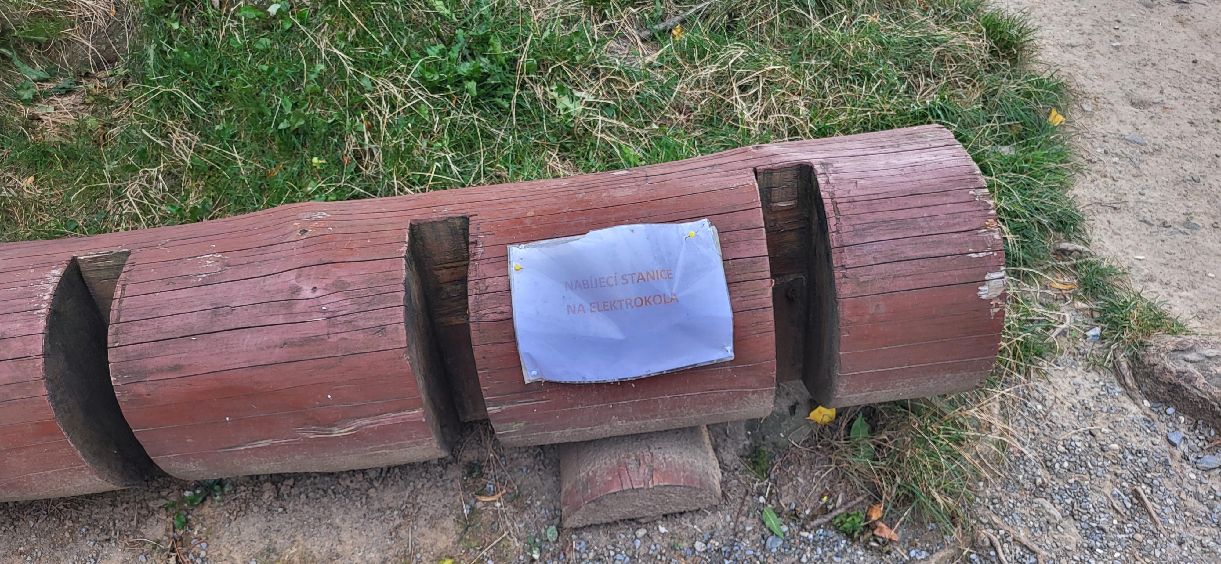 řejnRestaurace Rejviz - nabíjecí zásuvka foto 2