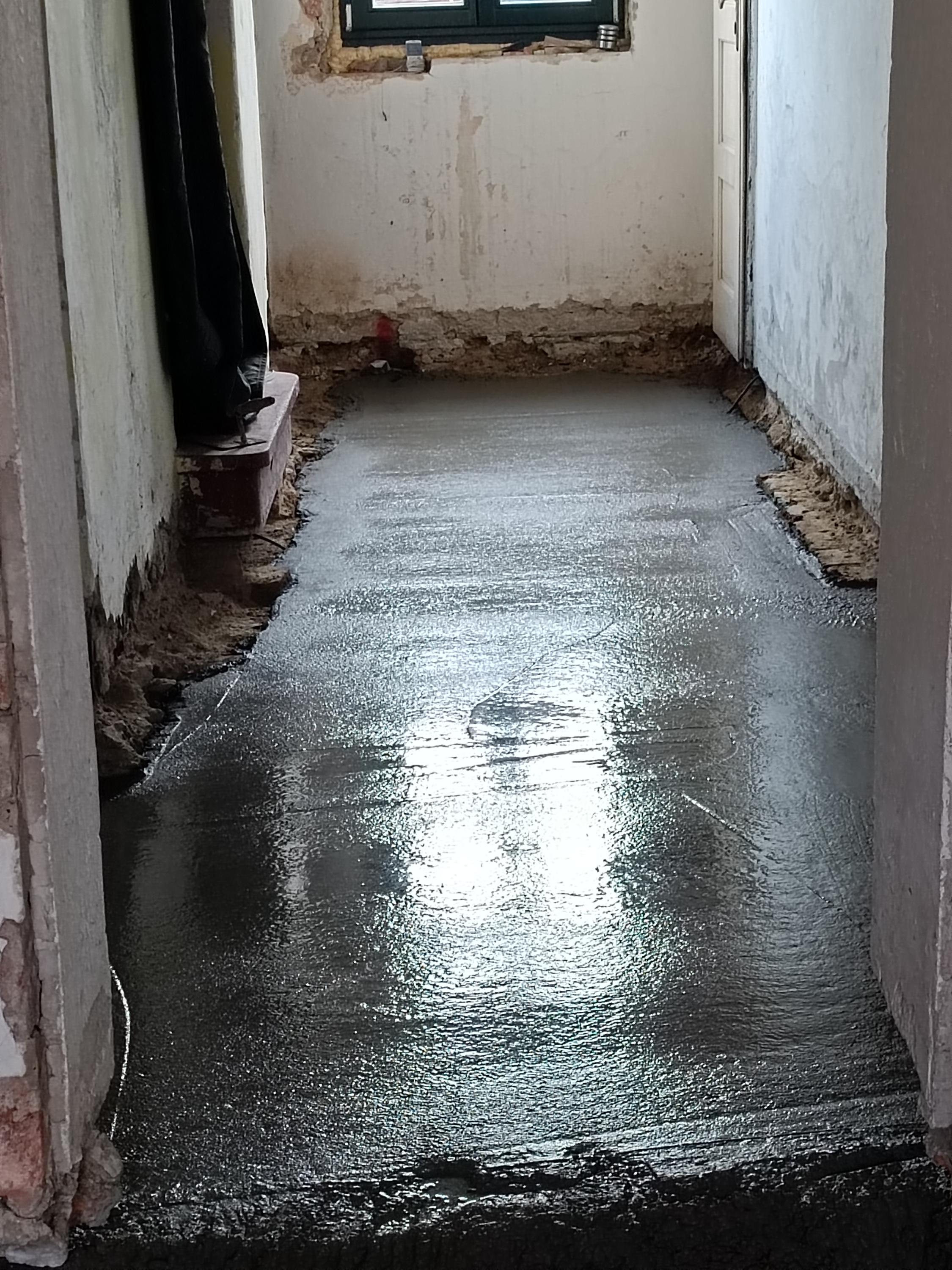 Stavební práce u kostela foto 1