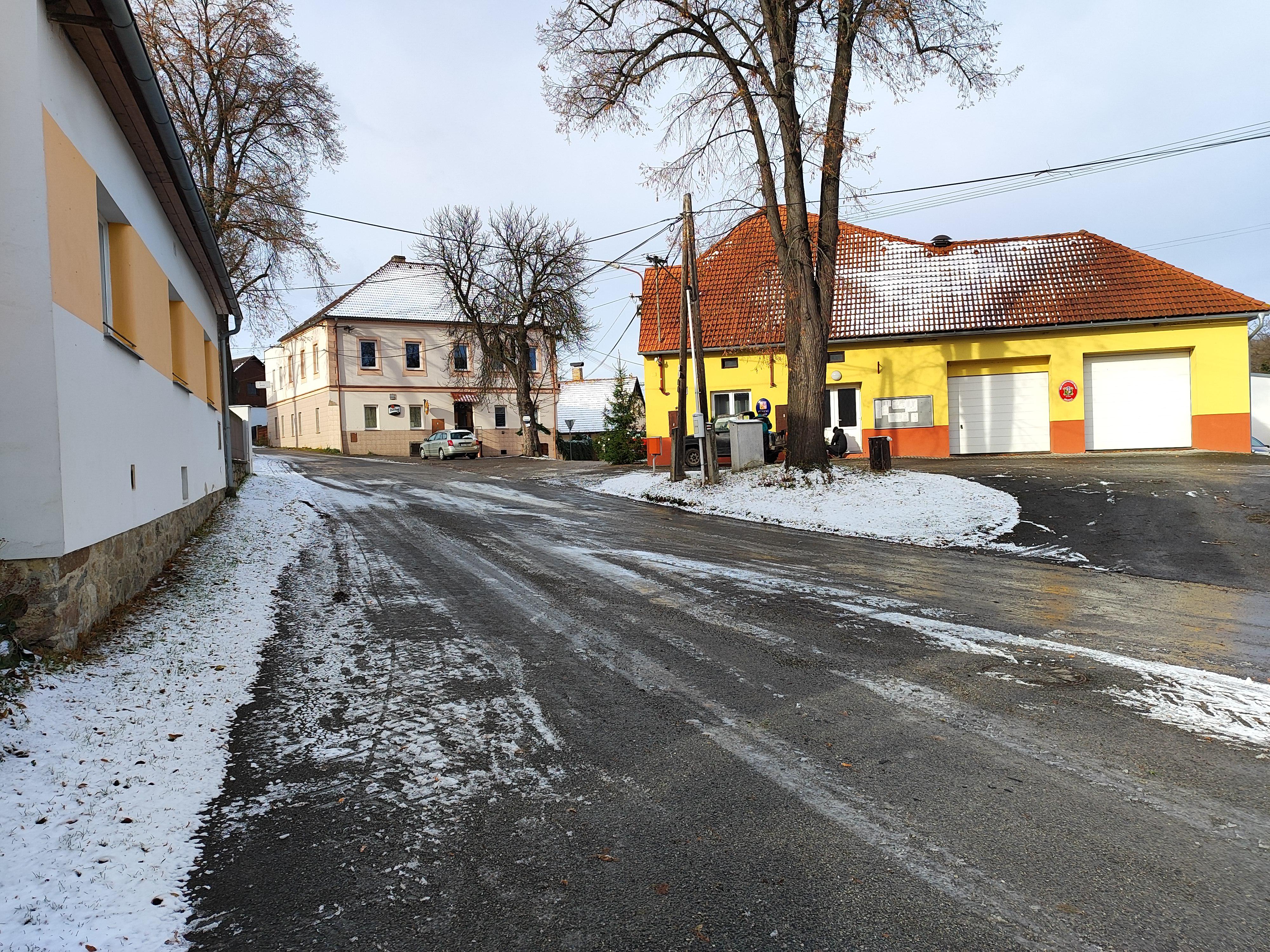 Zálezly - obecní úřad foto 2