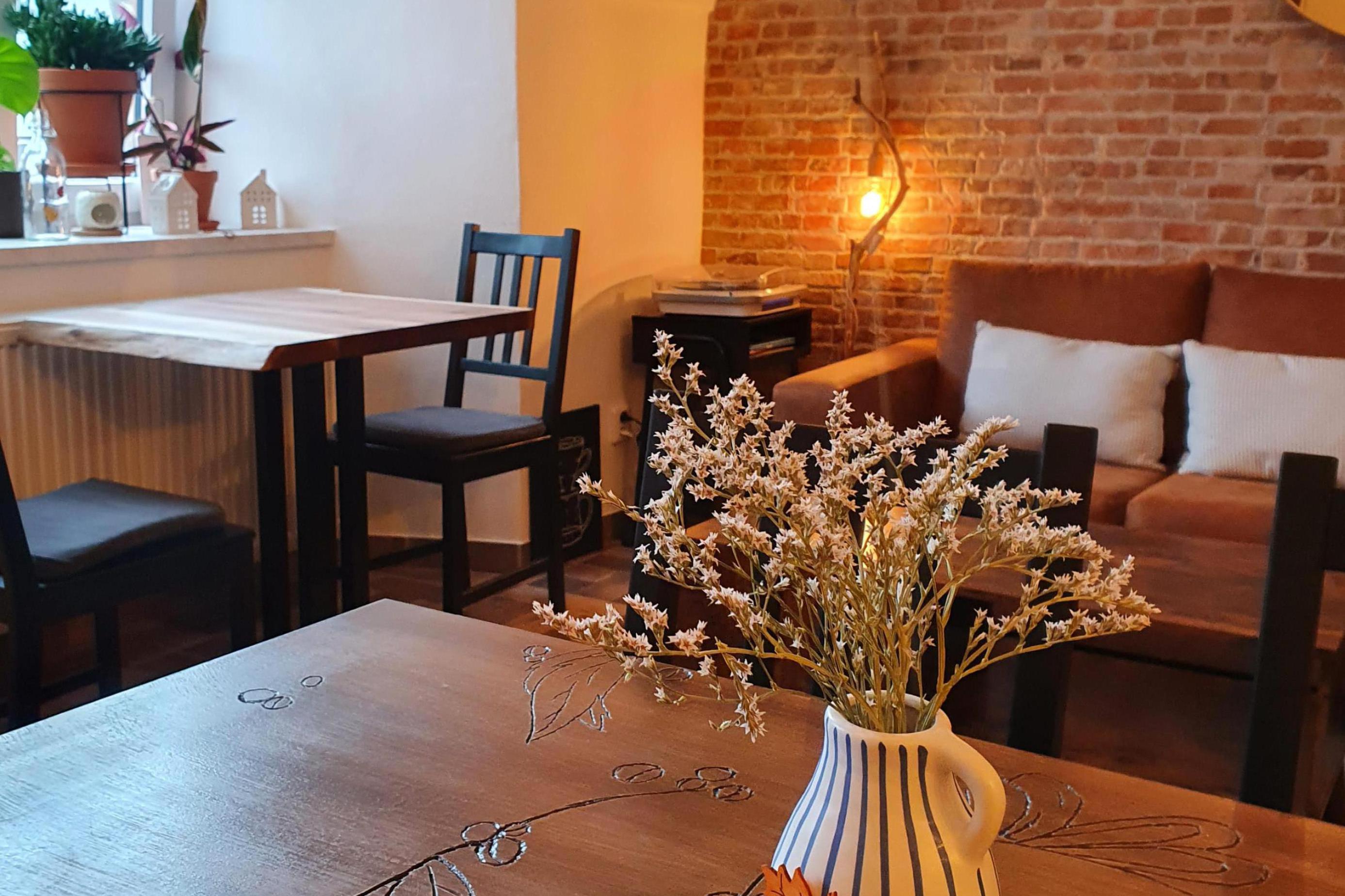 THE BLACK CUP espresso bar/kavárna