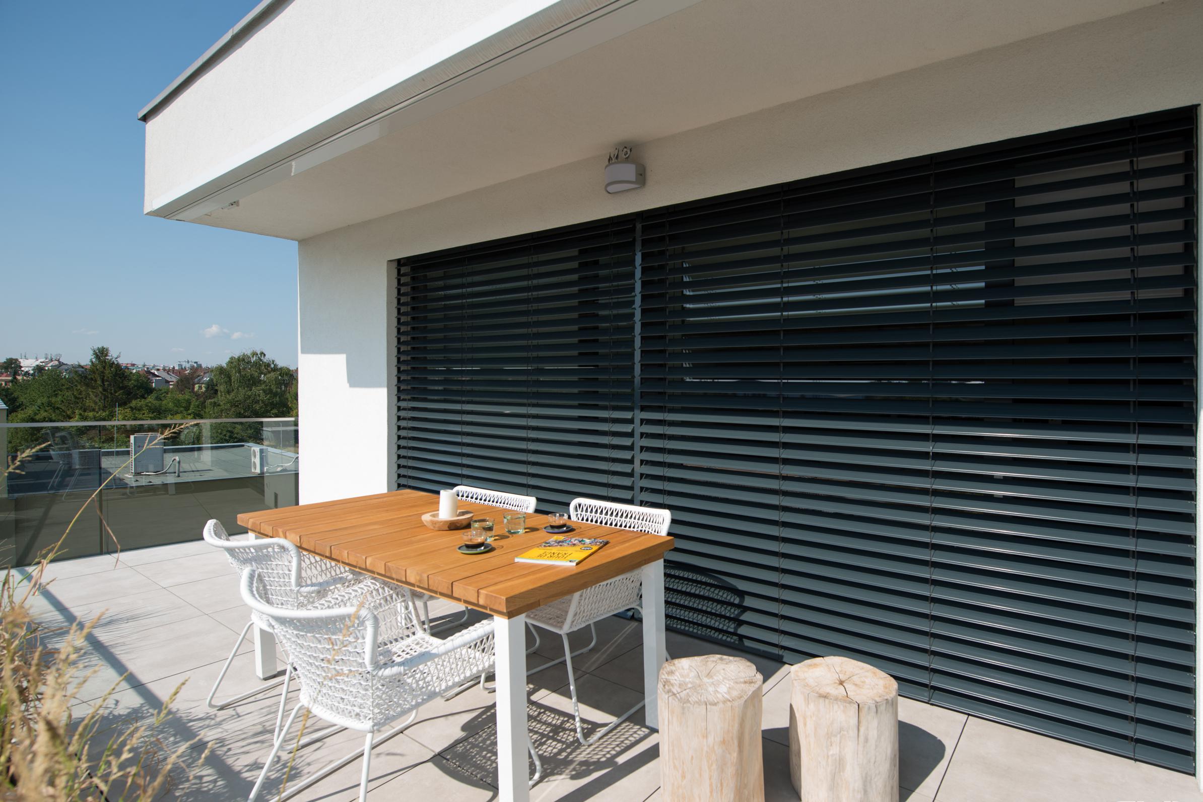 RAJEK.CZ - stínící a vratová technika