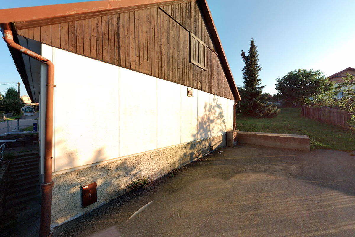 Smíšené zboží u potoka foto 3