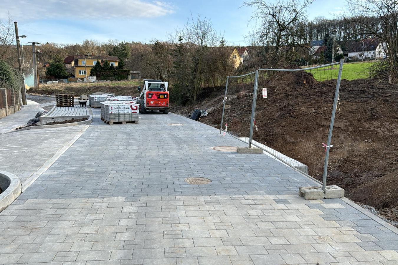 Komunikace, pokládka zámkové dlažby