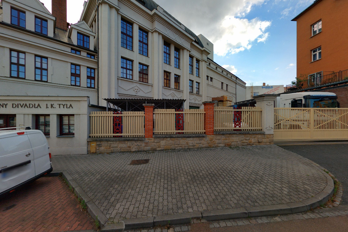 Divadlo J. K. Tyla - Půjčovna kostýmů foto 2