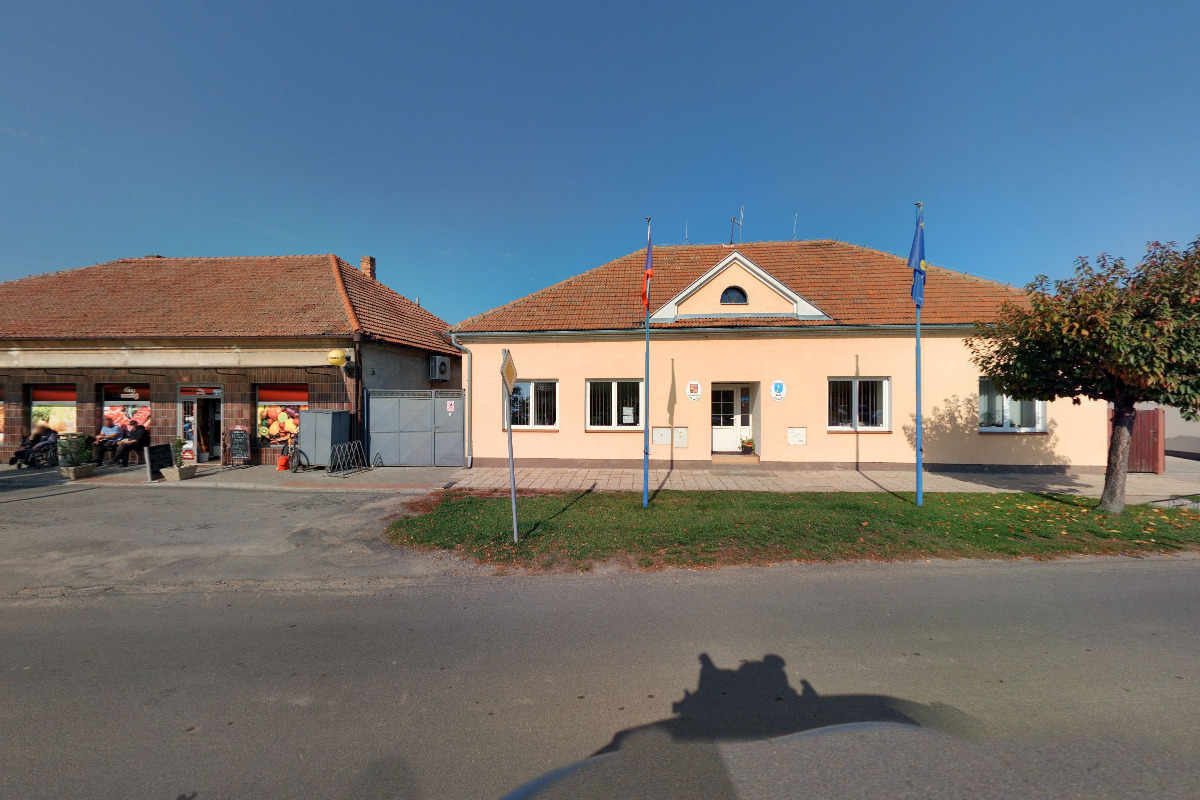 Býchory - obecní úřad foto 2