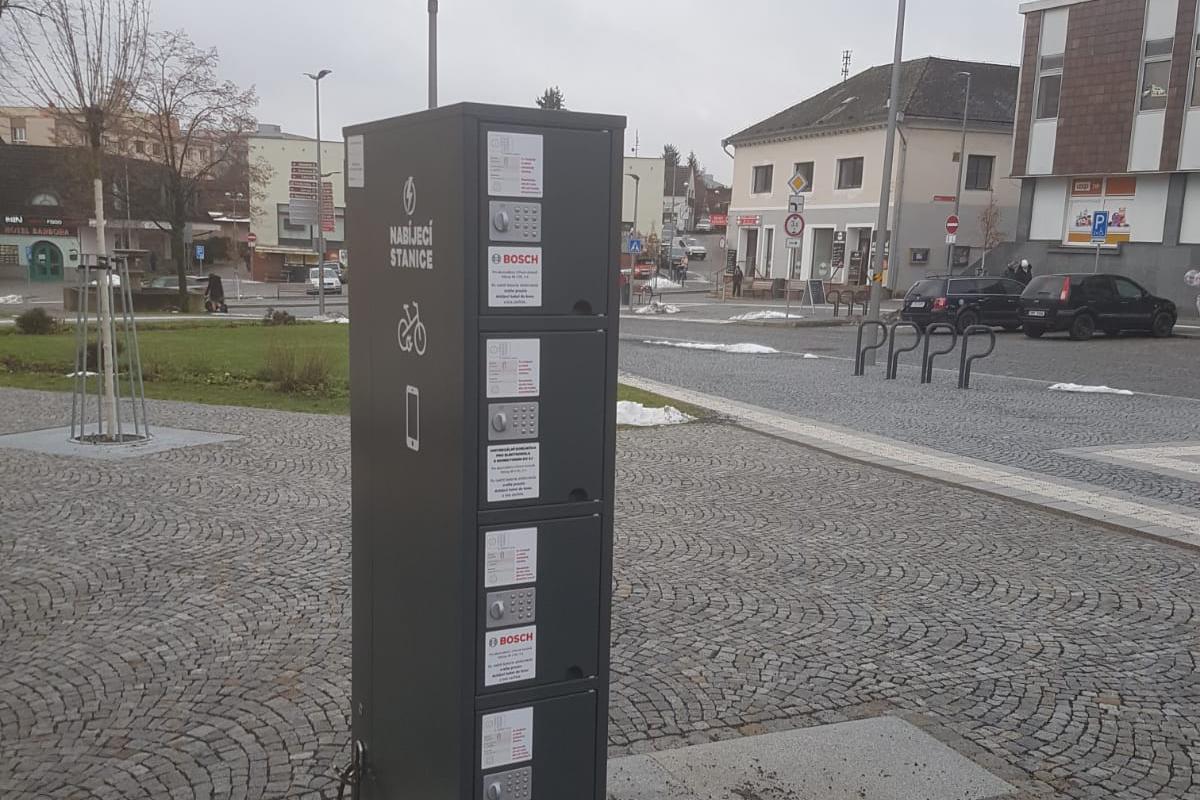 Nabíjecí stanice pro elektrokola a mobilní zařízení