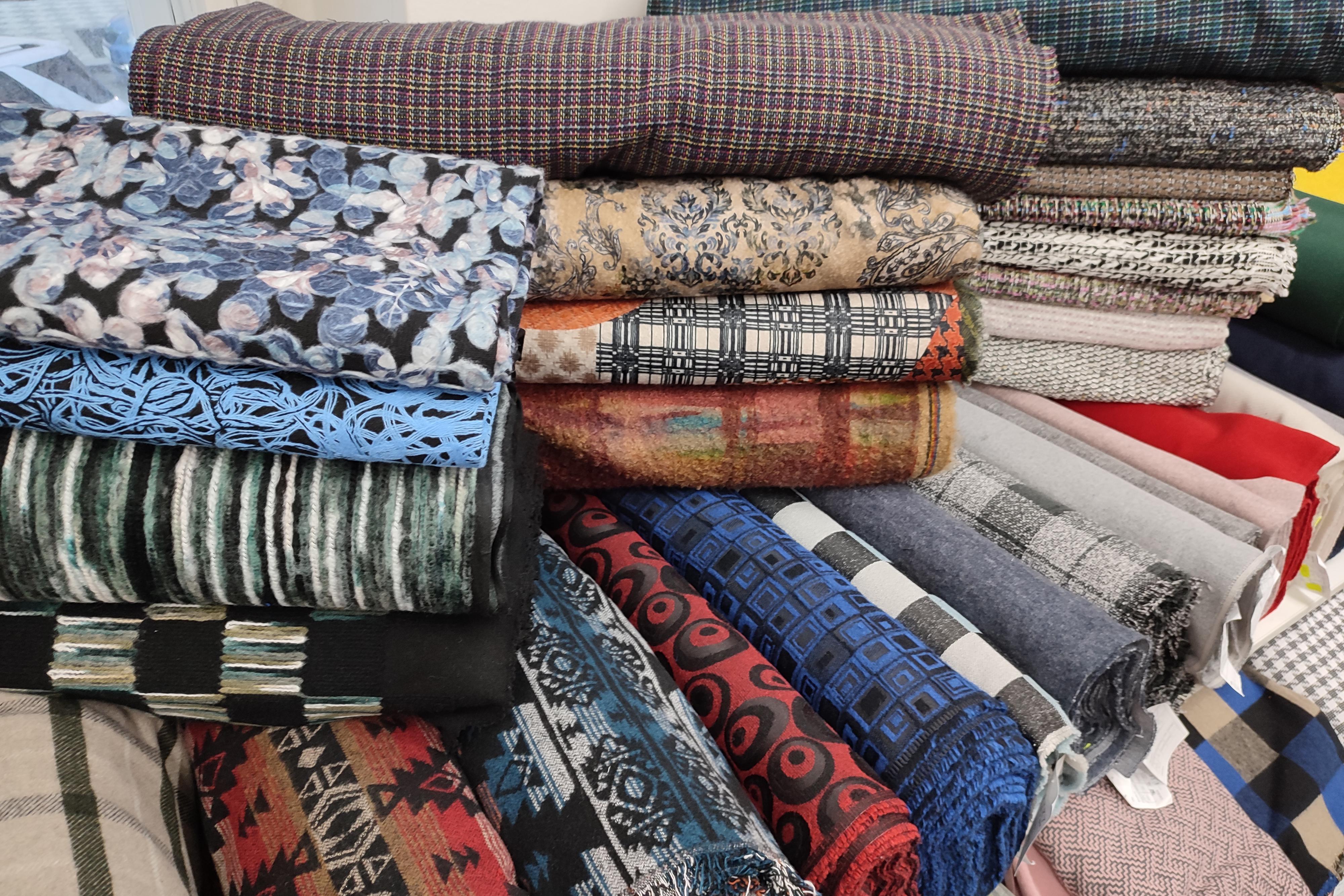 Kabátovky a plášťovky vzory i jednobarevné.