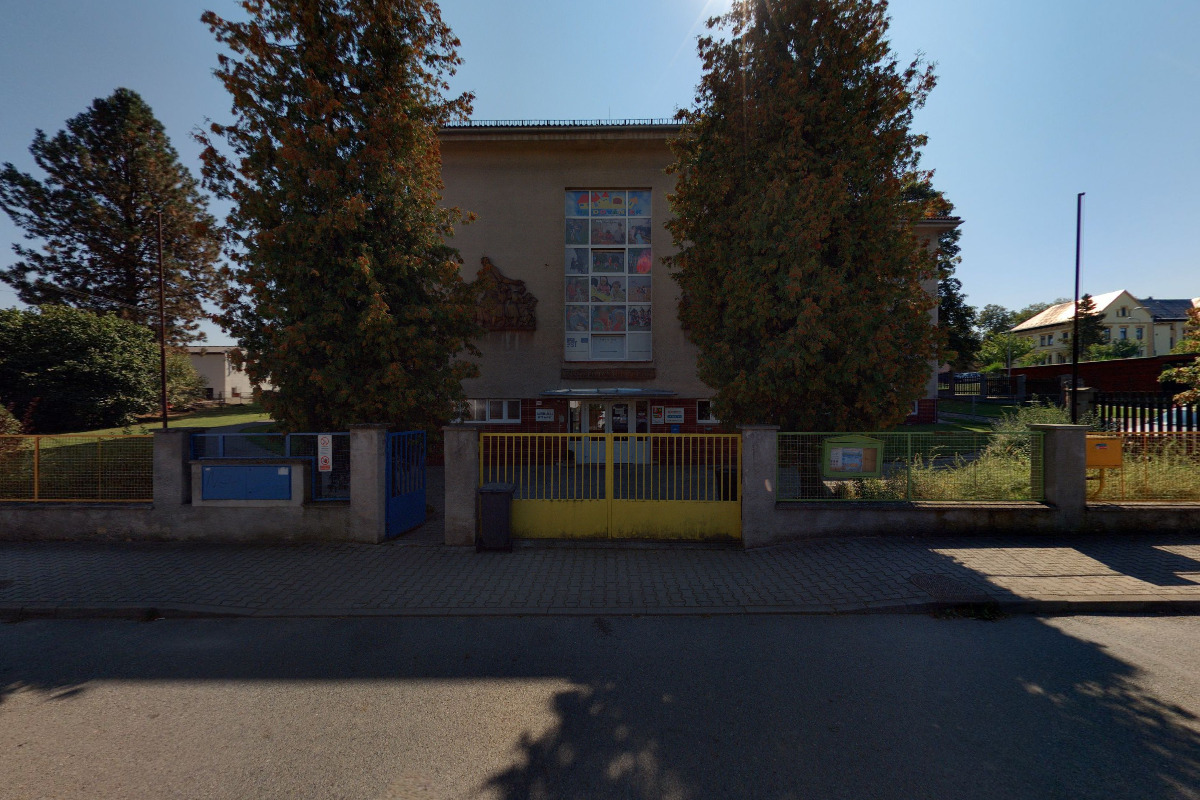 MŠ Kaznějov u továrny foto 1