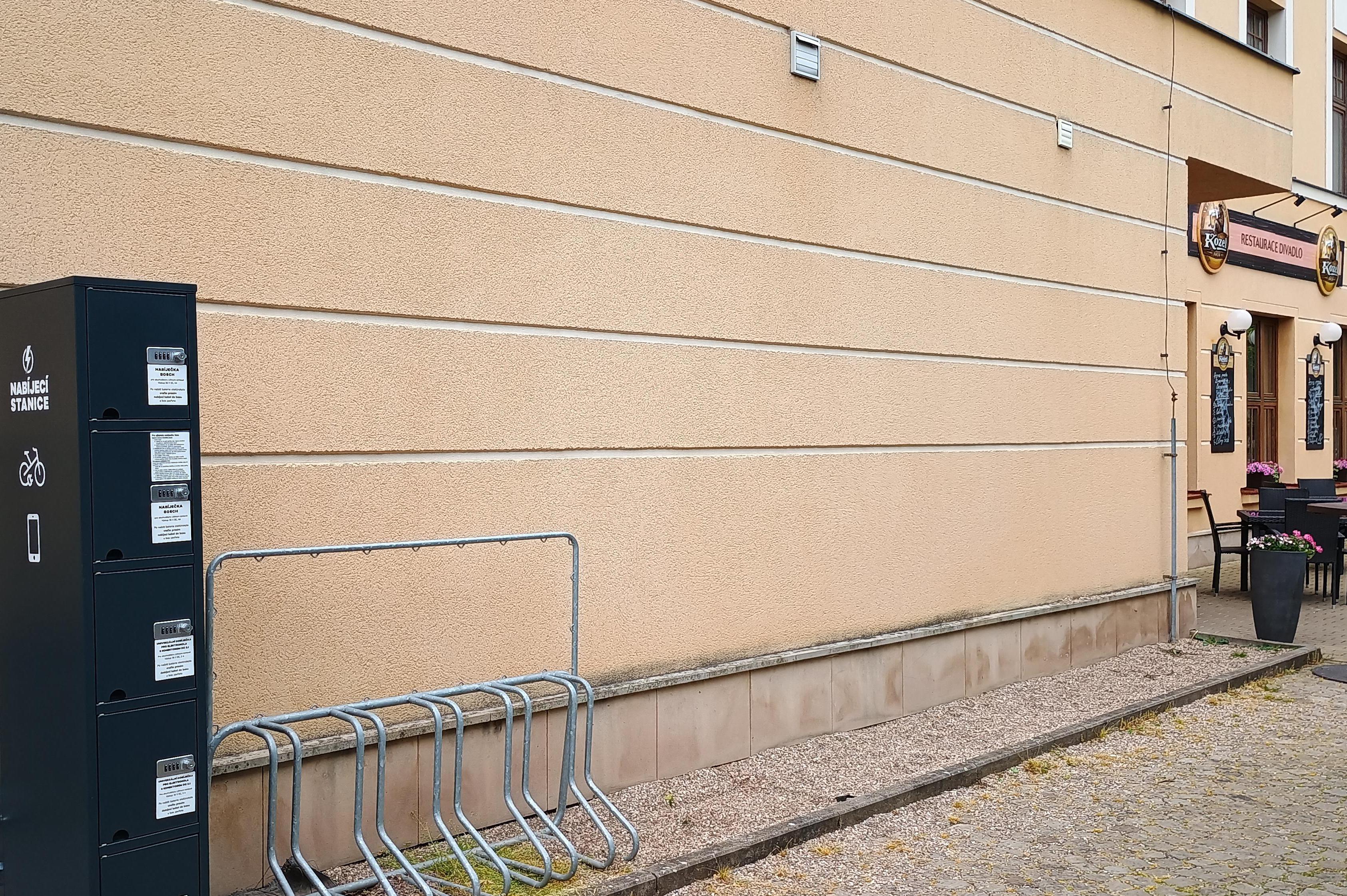 Nabíjecí stanice pro elektrokola a mobilní zařízení