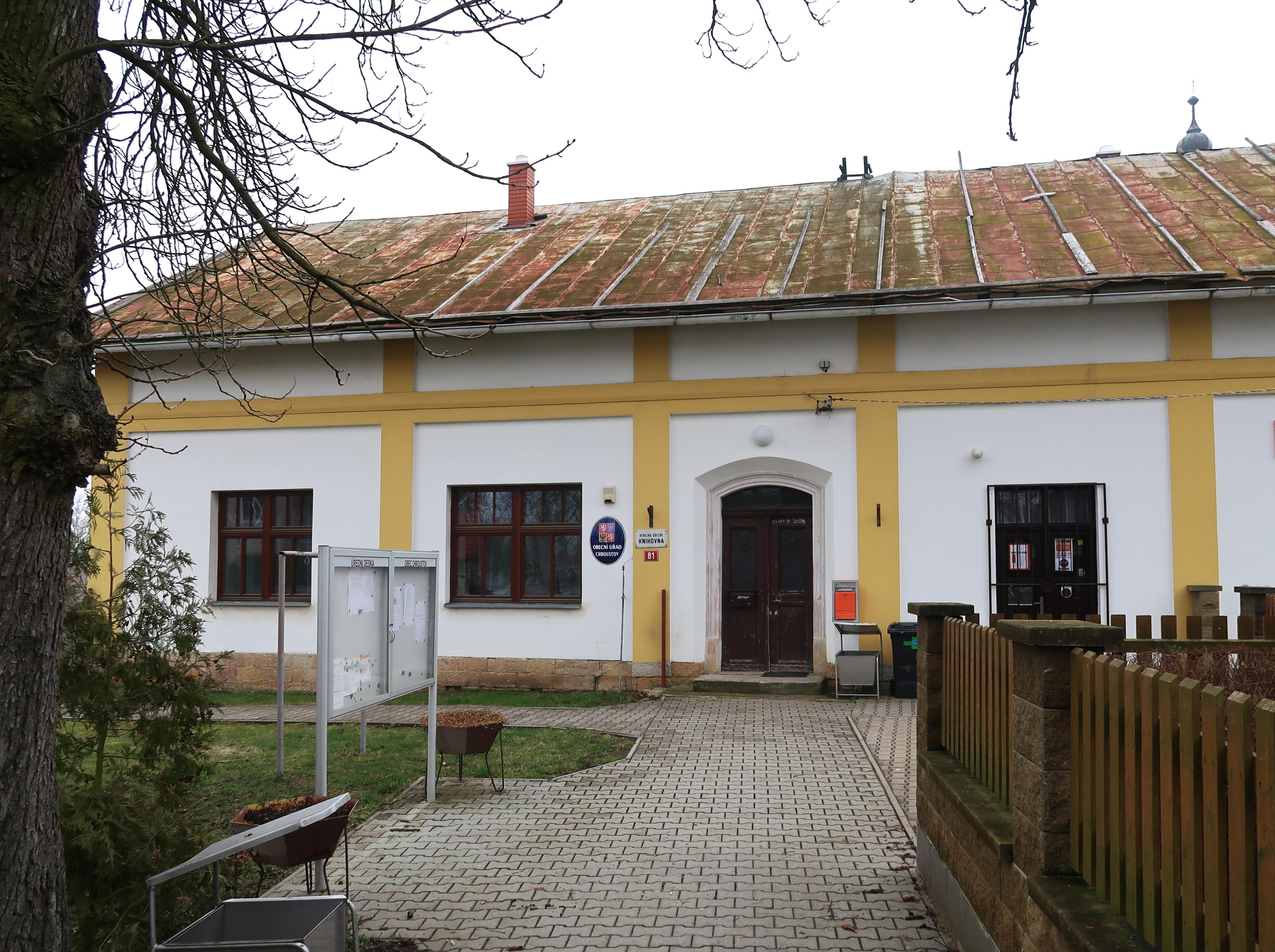 Chroustov - obecní úřad foto 2