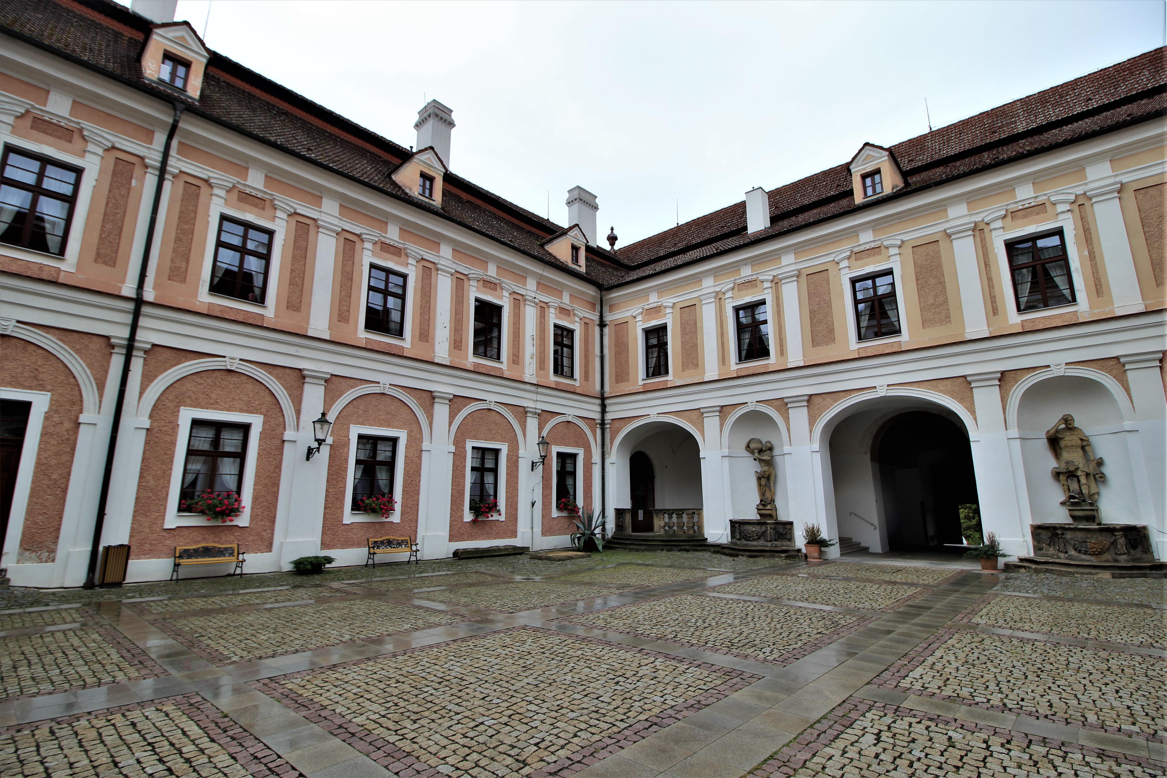 Zámek Červený Hrádek