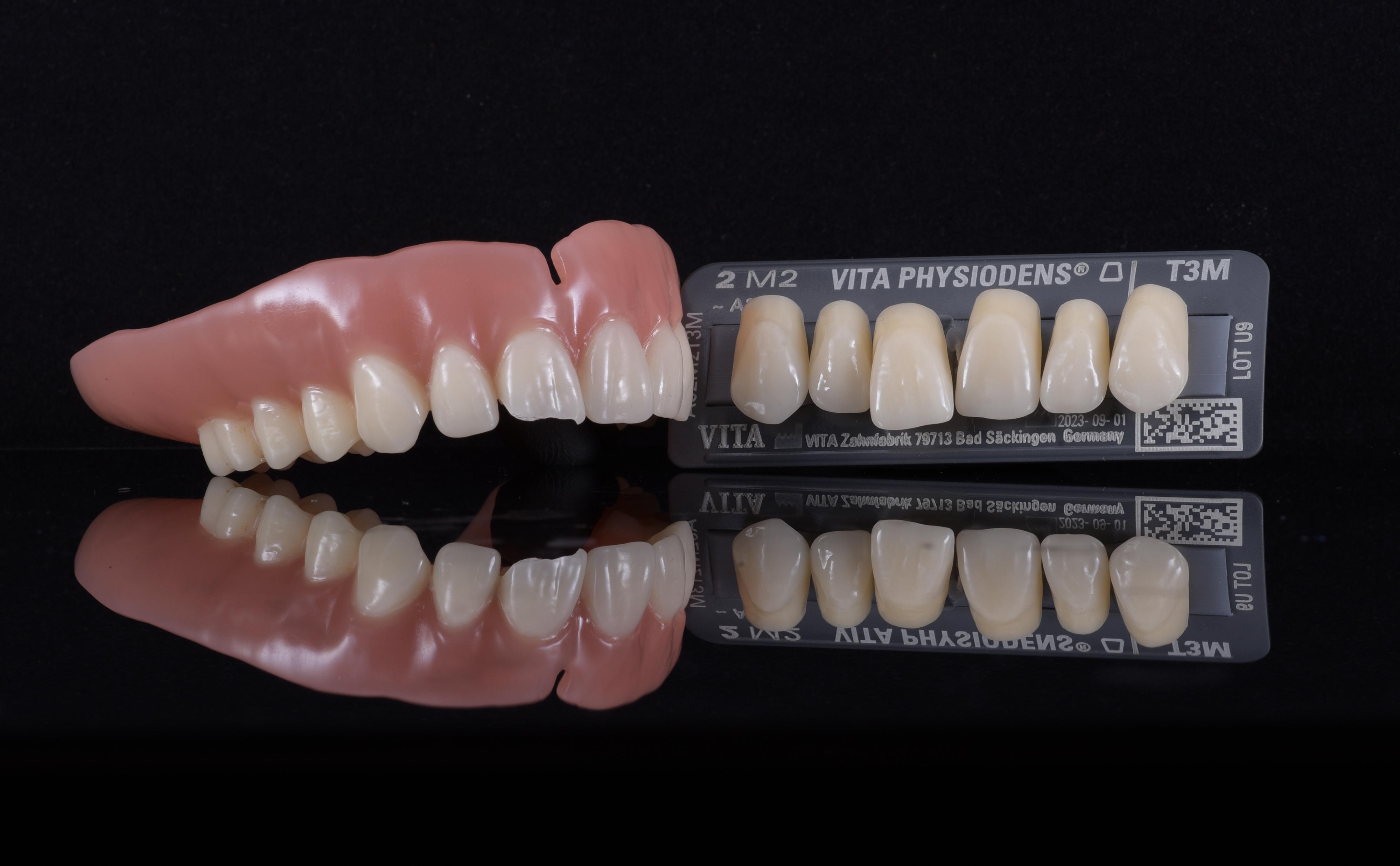 Výměna značkového zlomeného zubu v zubní protéze