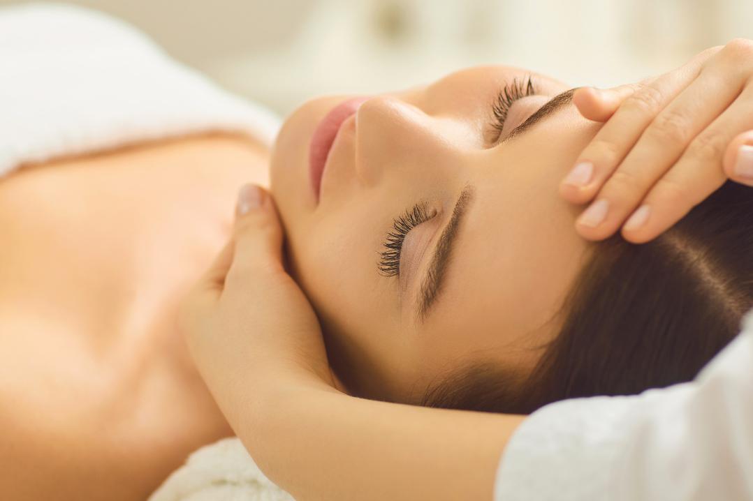 Kosmetická masáž obličeje, krku a dekoltu