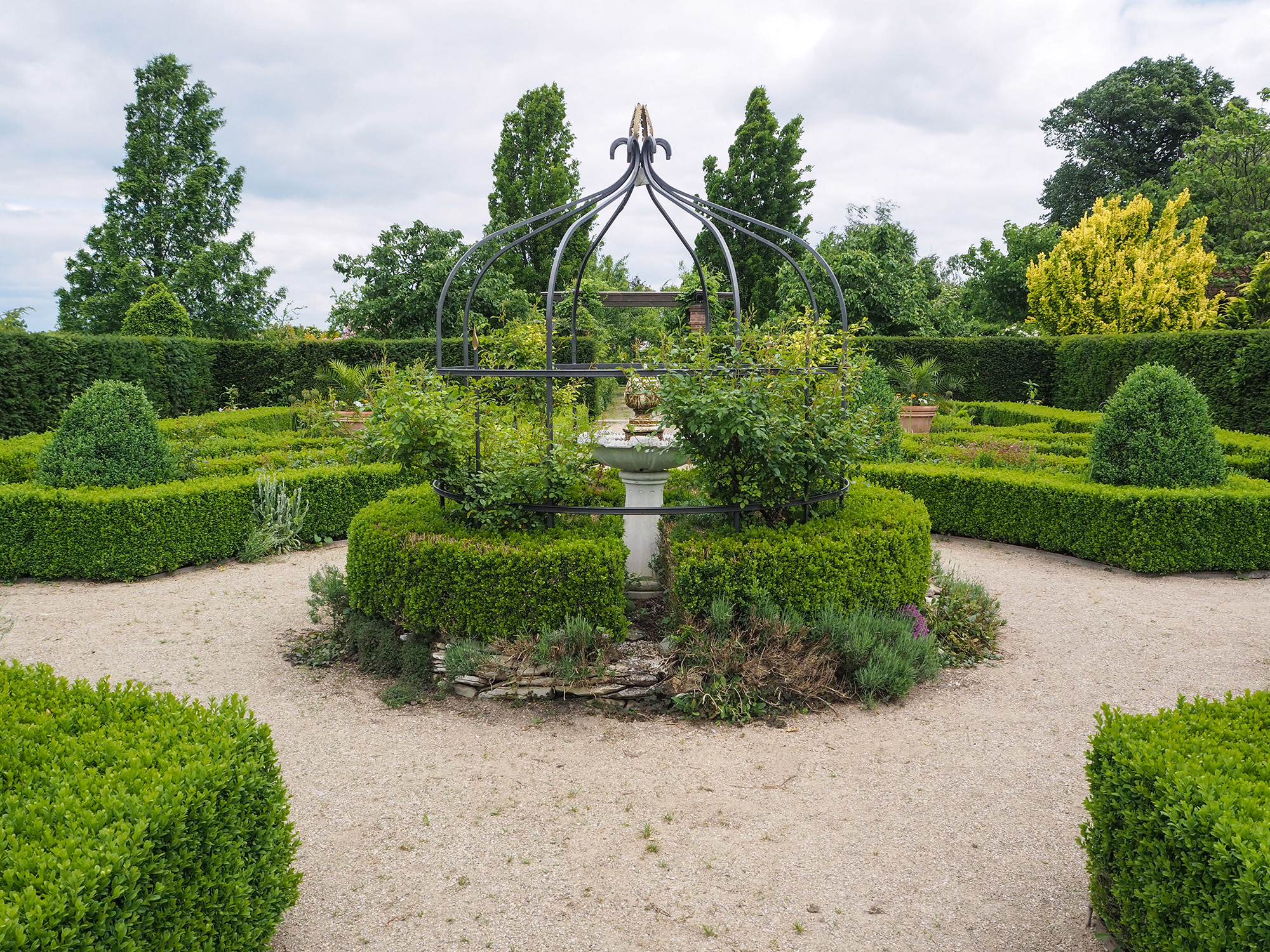 Zahradní dvůr Listen