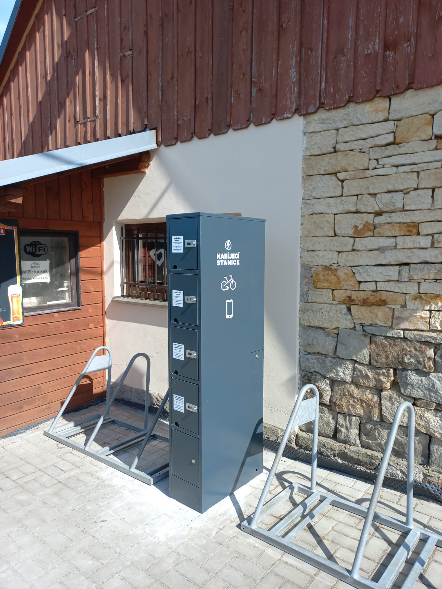 Nabíjecí stanice pro elektrokola a mobilní zařízení foto 2