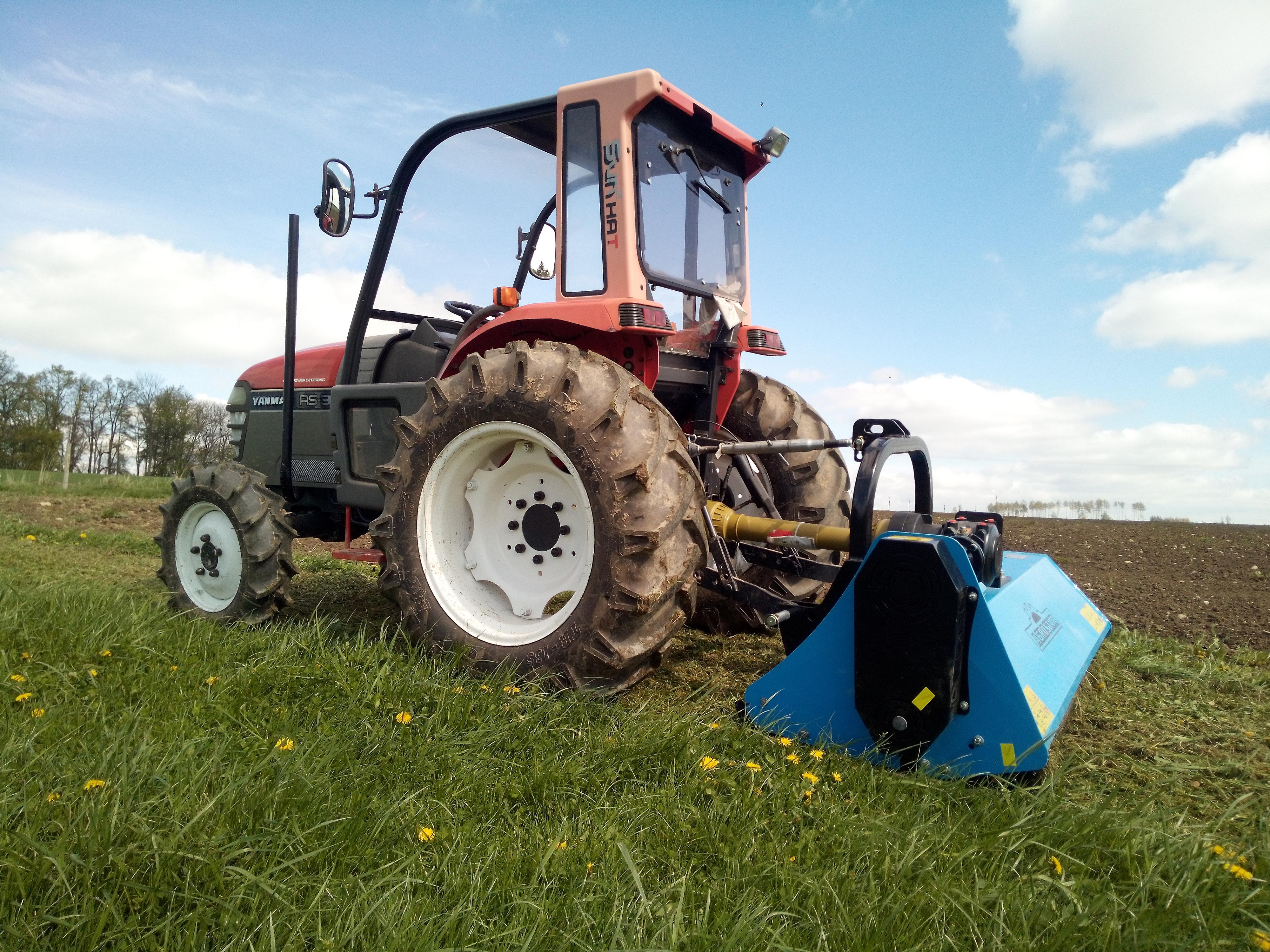 Mulčování trávy malotraktorem