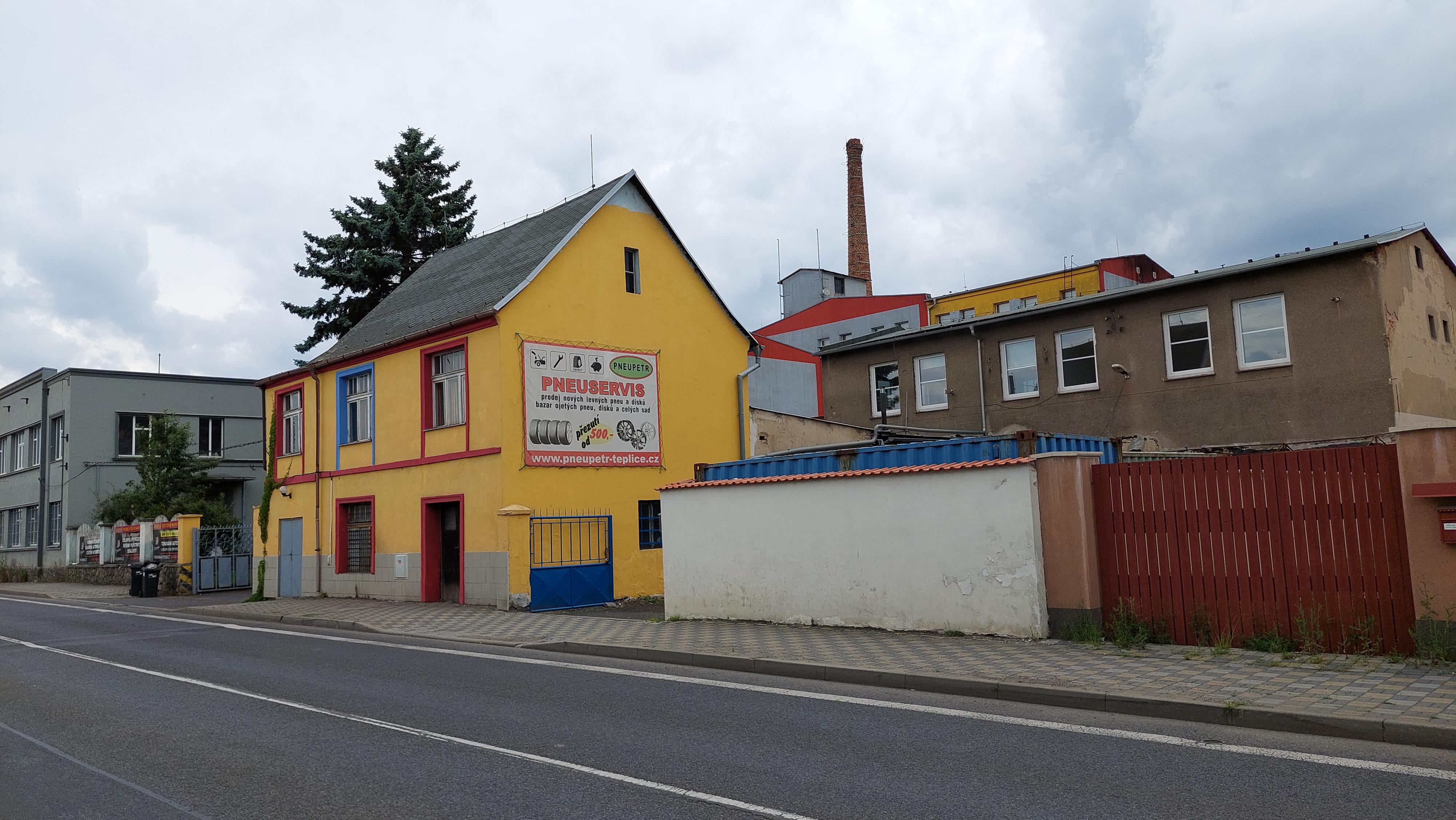 Autoservis u zahradnictví foto 2