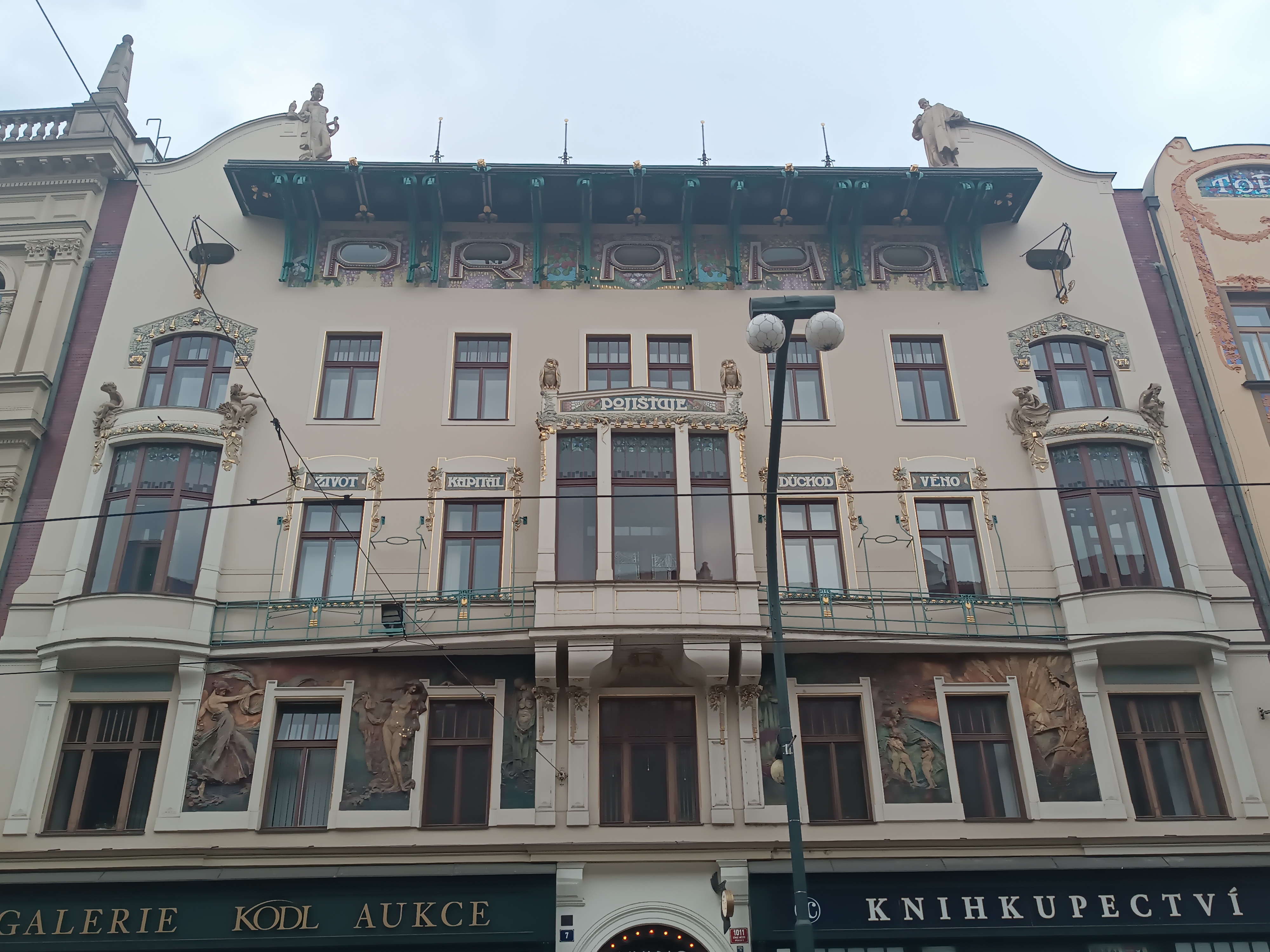 Knihkupectví Academia foto 2