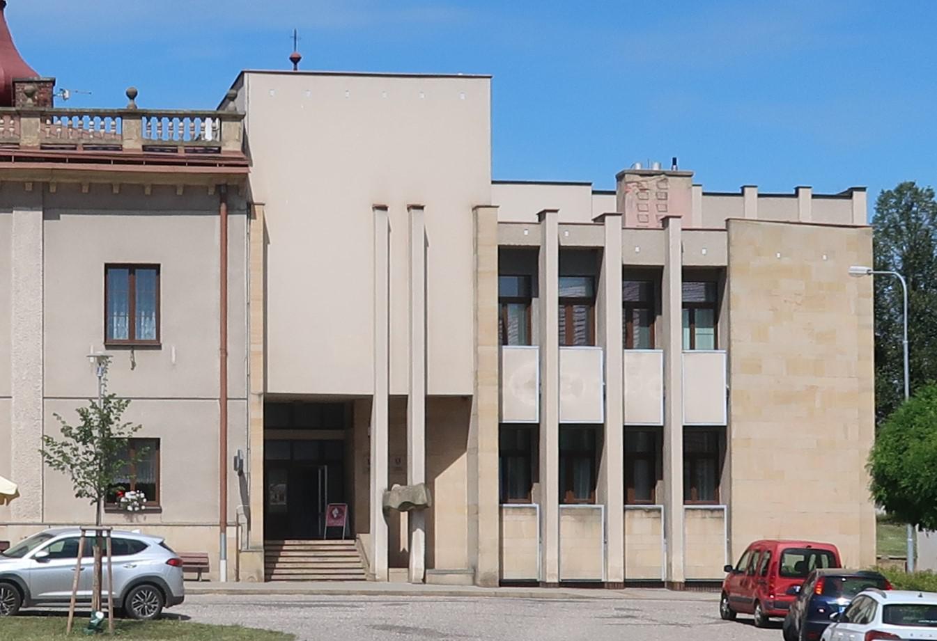 Mlázovice - úřad městyse foto 3