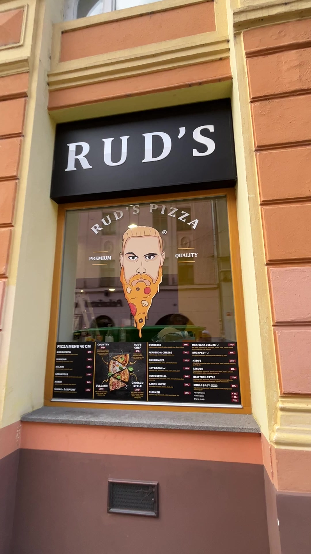 Rud's pizza foto 2 (náhled videa)