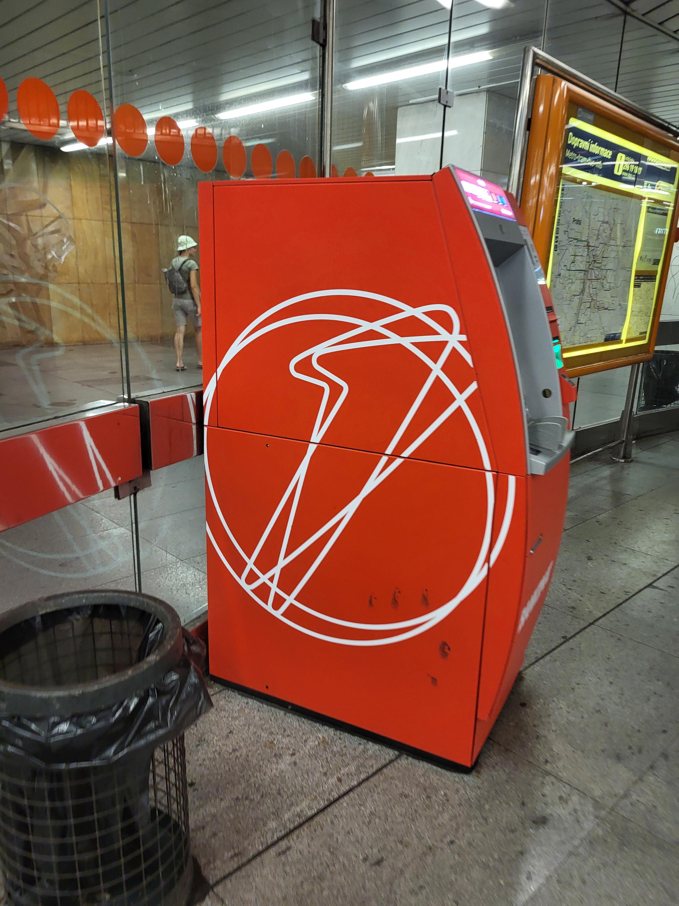 Bankomat UniCredit Bank Czech Republic foto 2