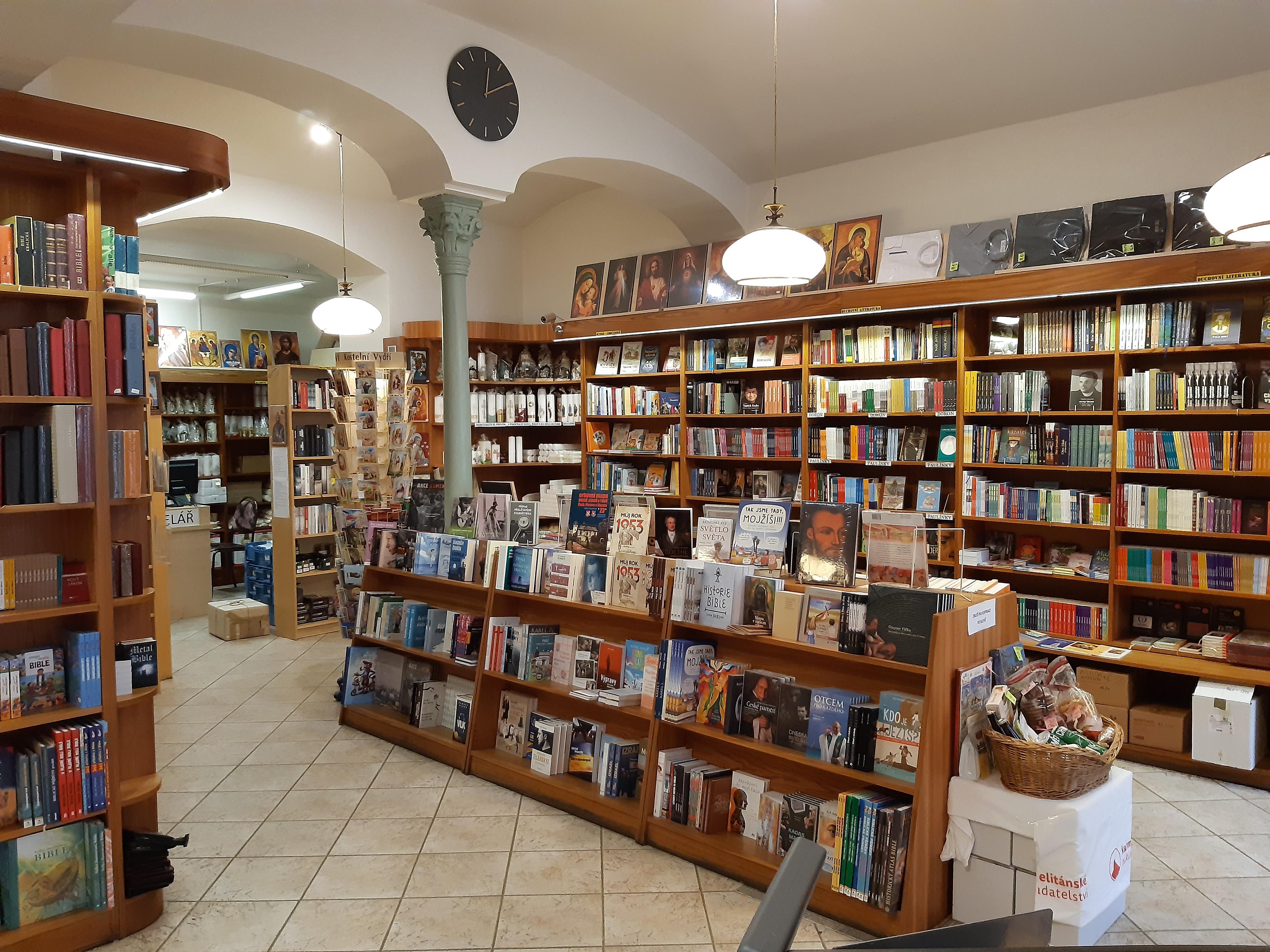 Karmelitánské knihkupectví foto 2