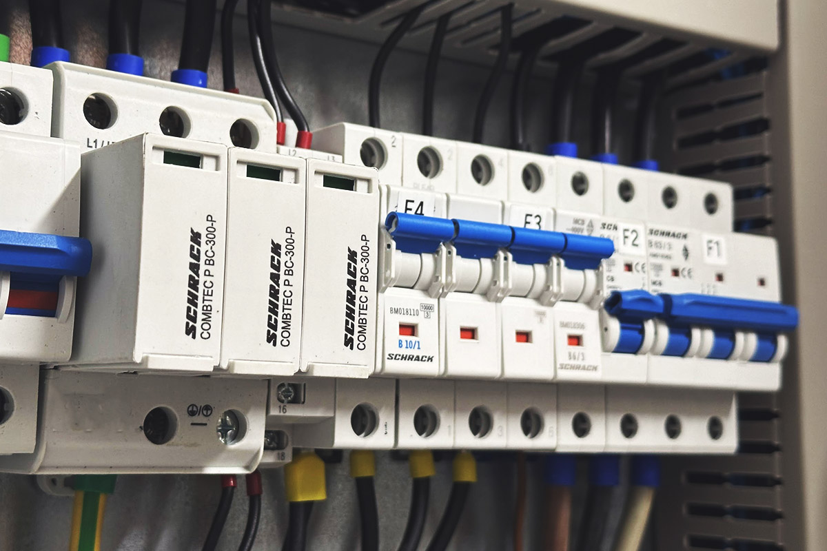 Jan Bureš - Revize elektrických zařízení a hromosvodů