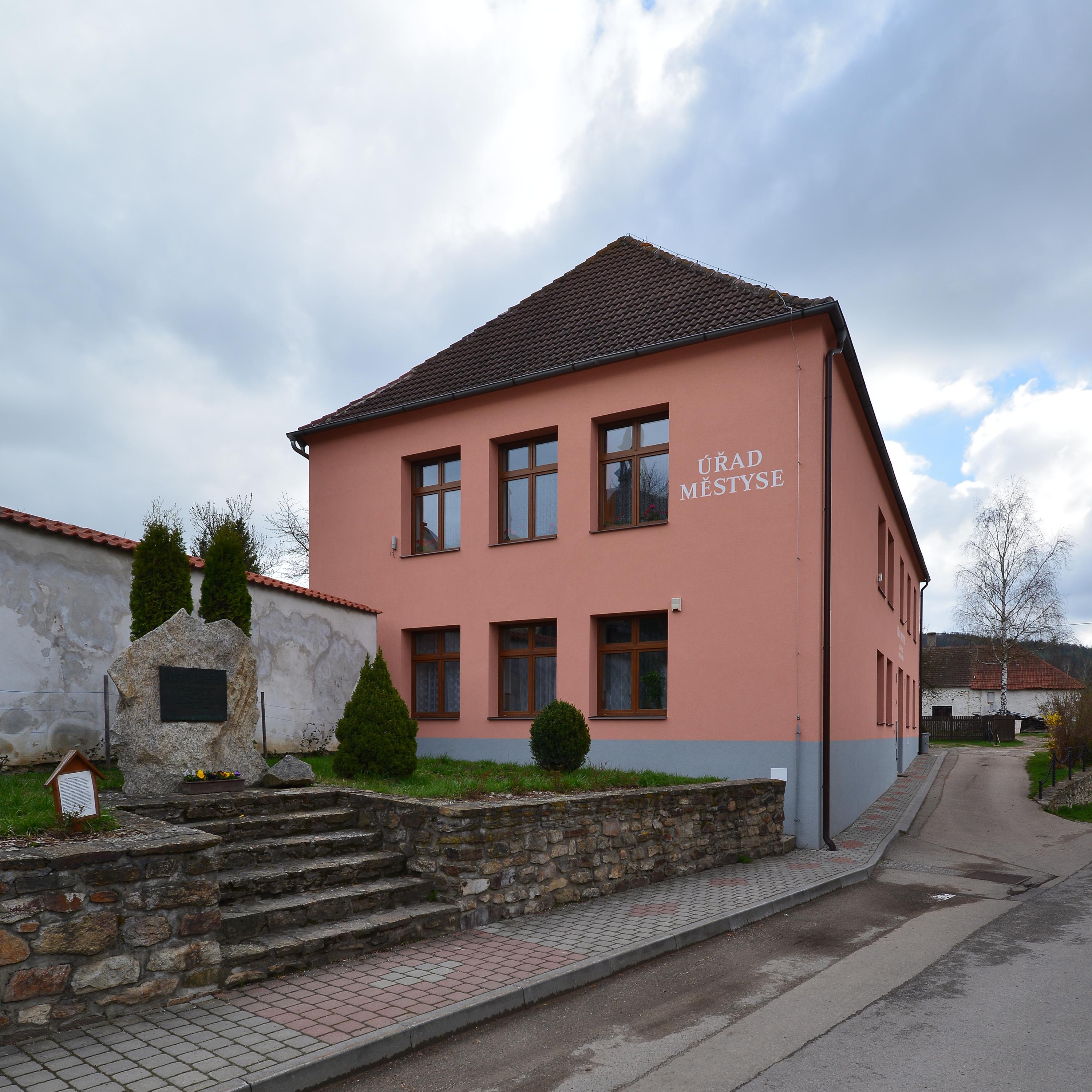 Louňovice pod Blaníkem - úřad městyse foto 4