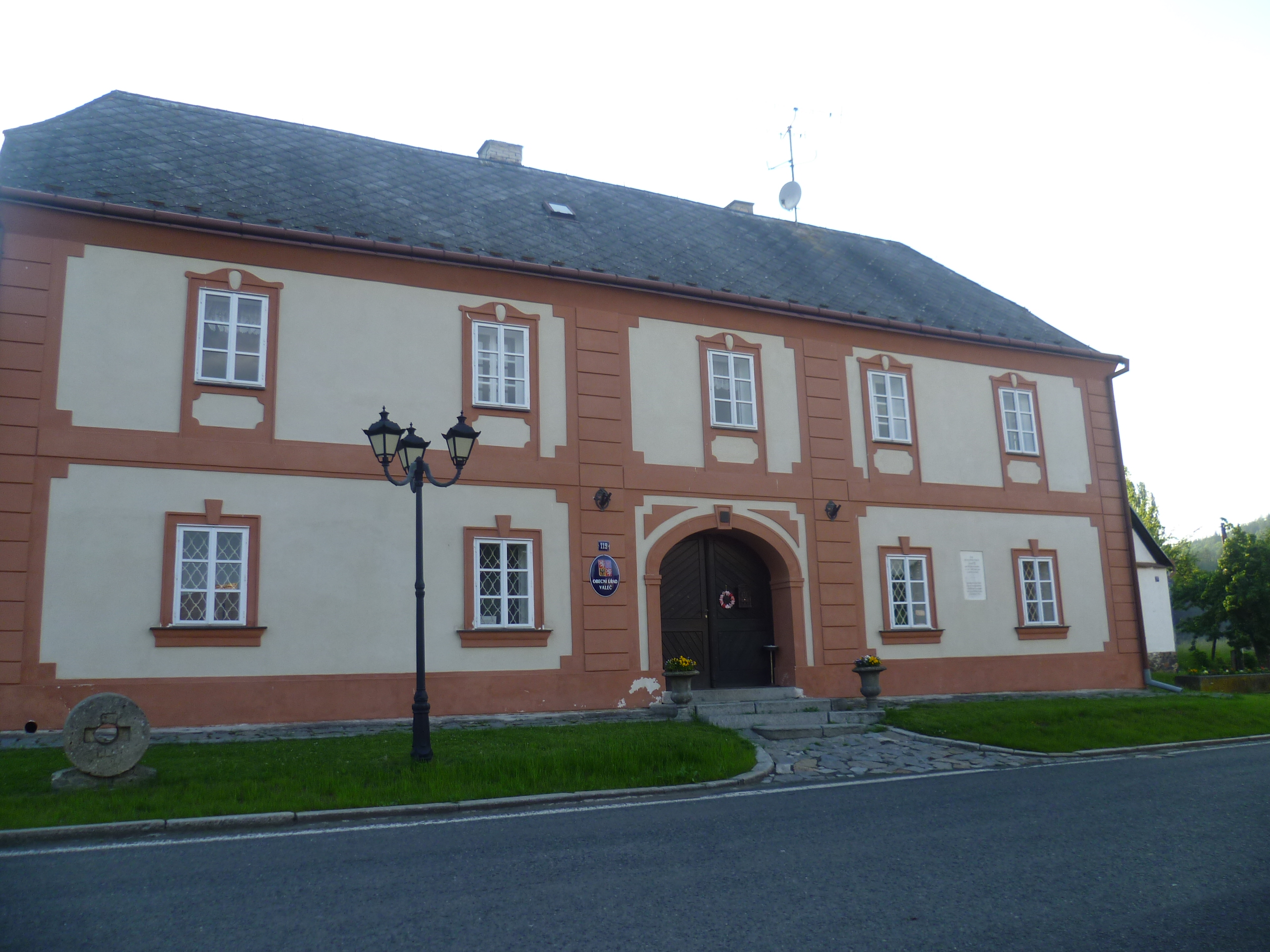 Valeč - obecní úřad foto 2