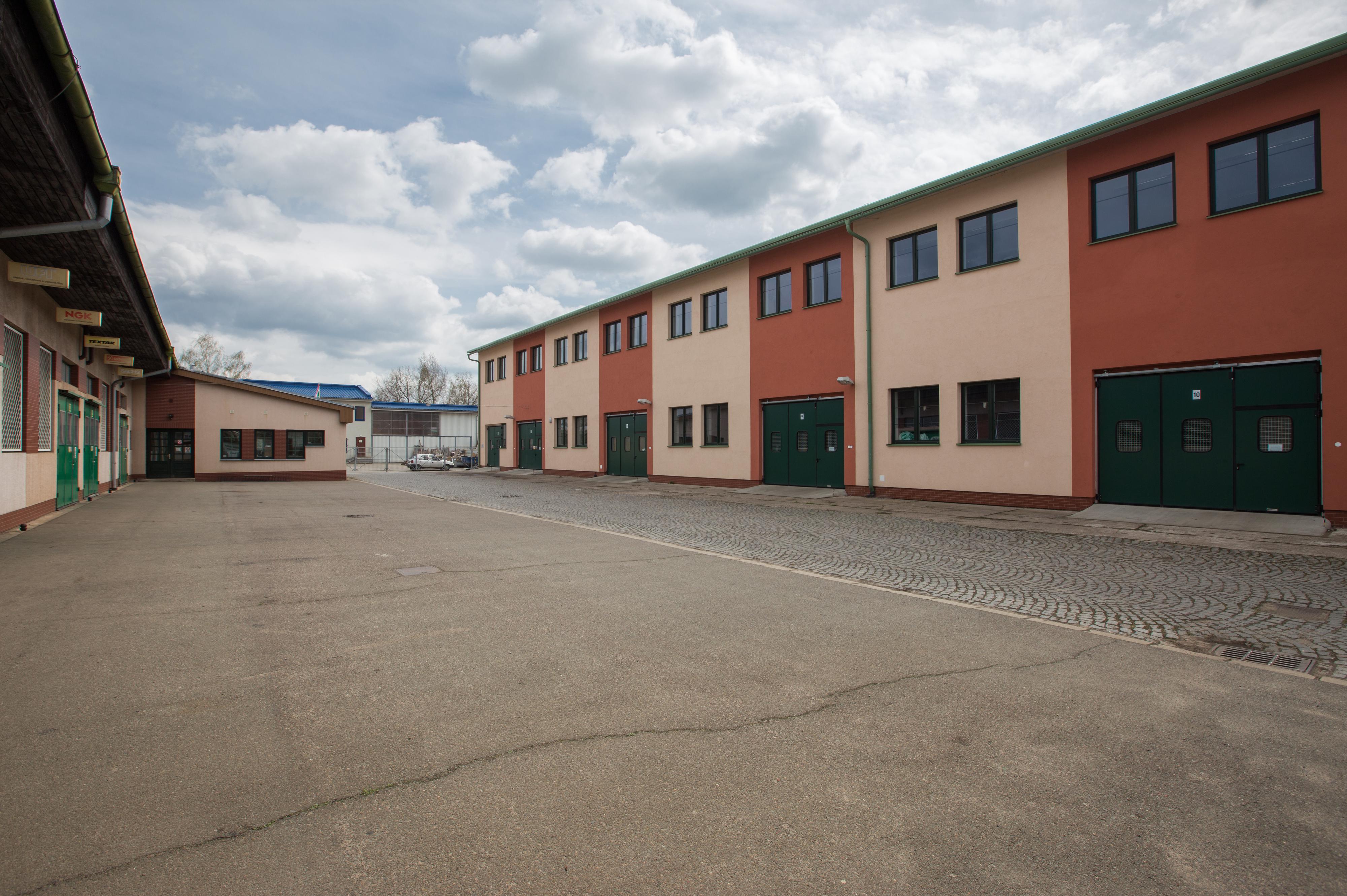 Školní autoservis - Střední odborná škola a Střední odborné učiliště, Hradec Králové, Vocelova 1338