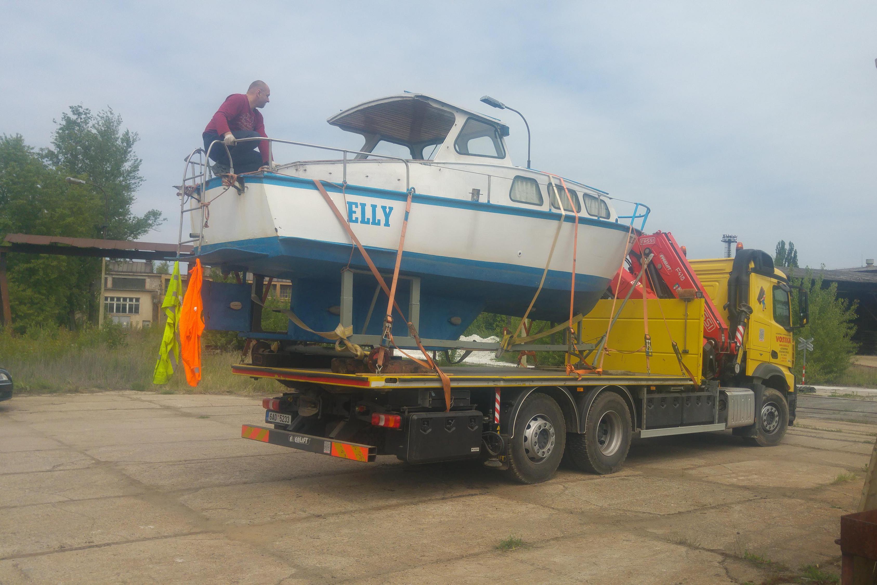 Stěhování strojů a jiných těžkých kusů.