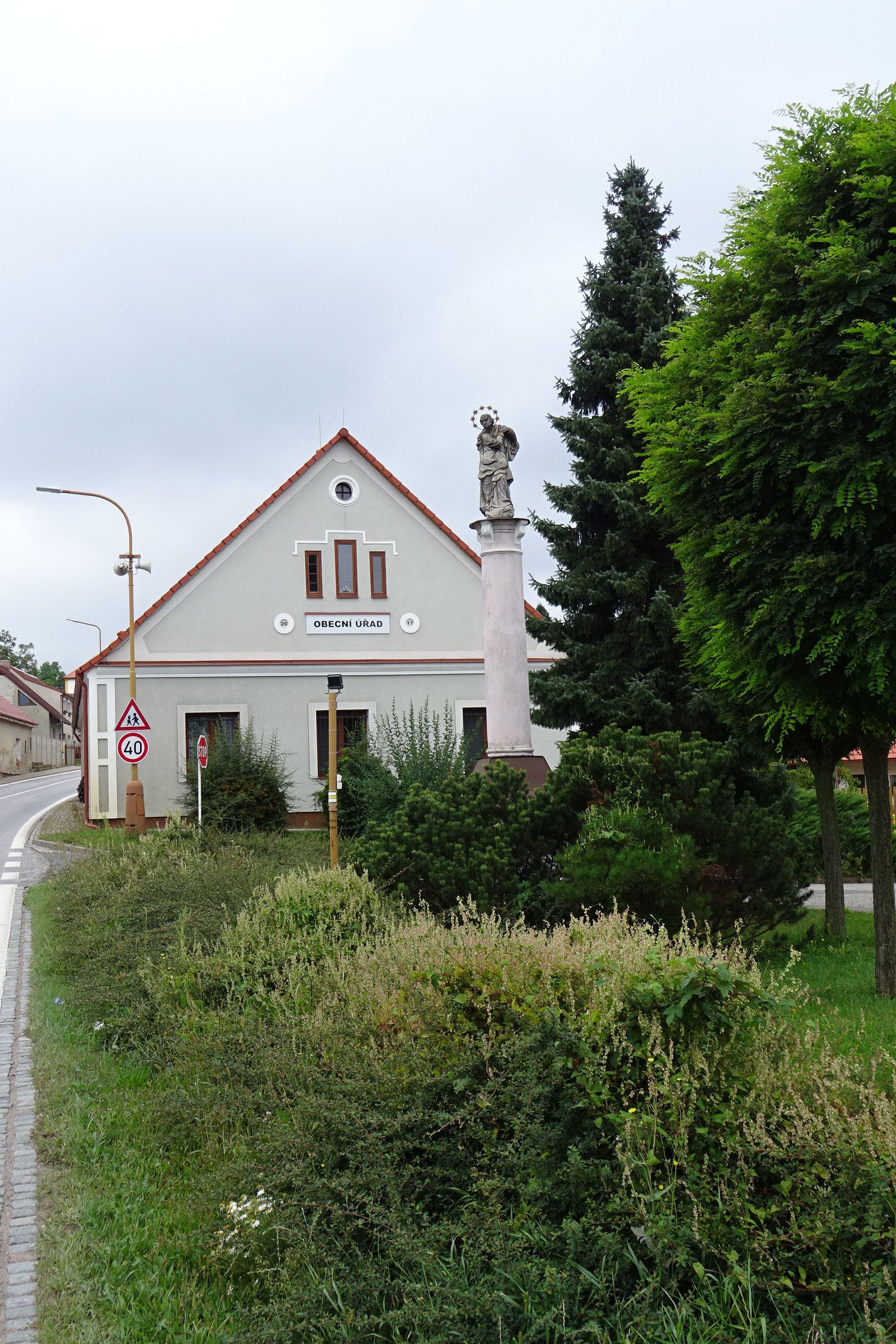Zdechovice - obecní úřad foto 3