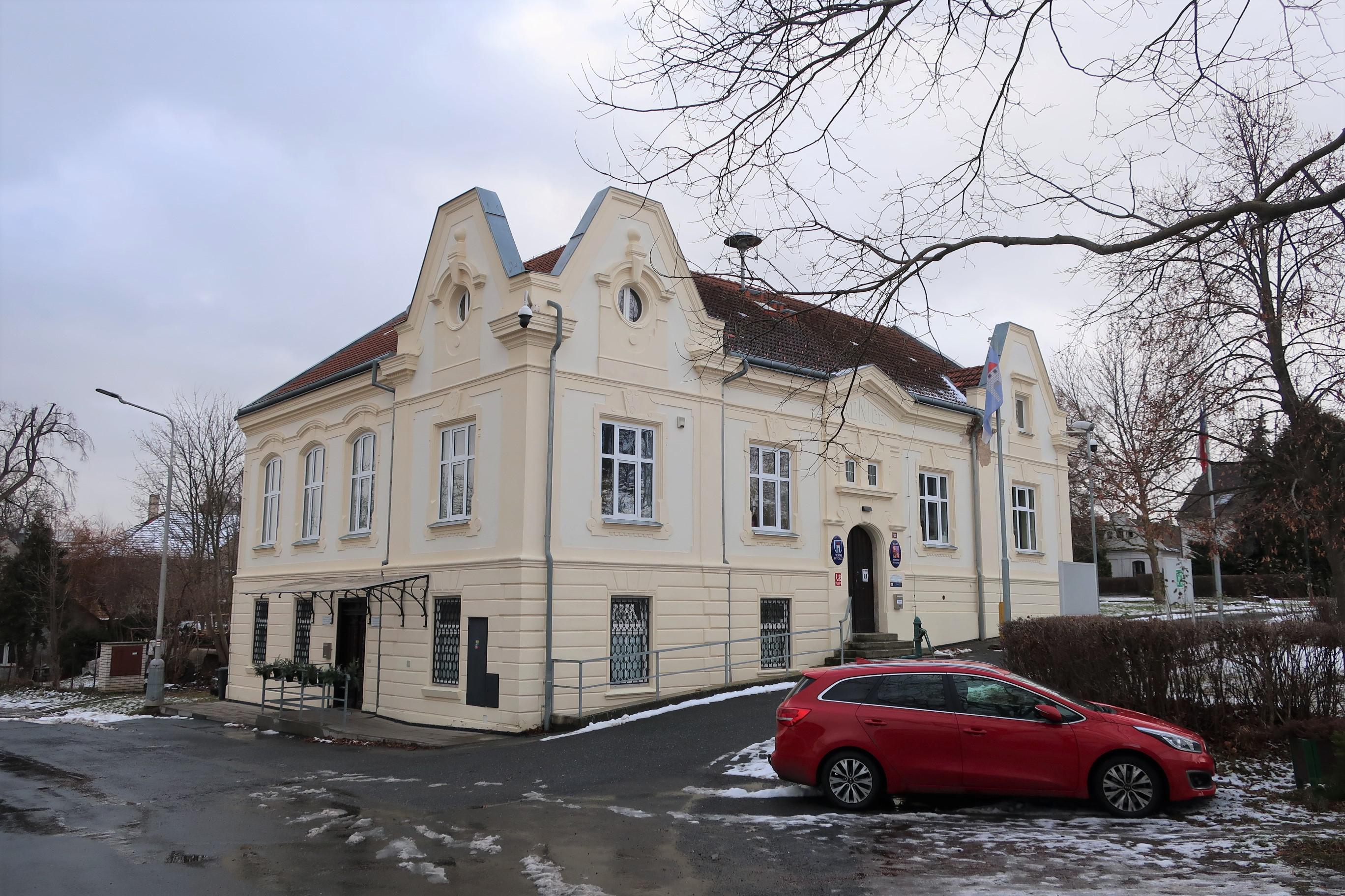Škvorec - úřad městyse foto 2