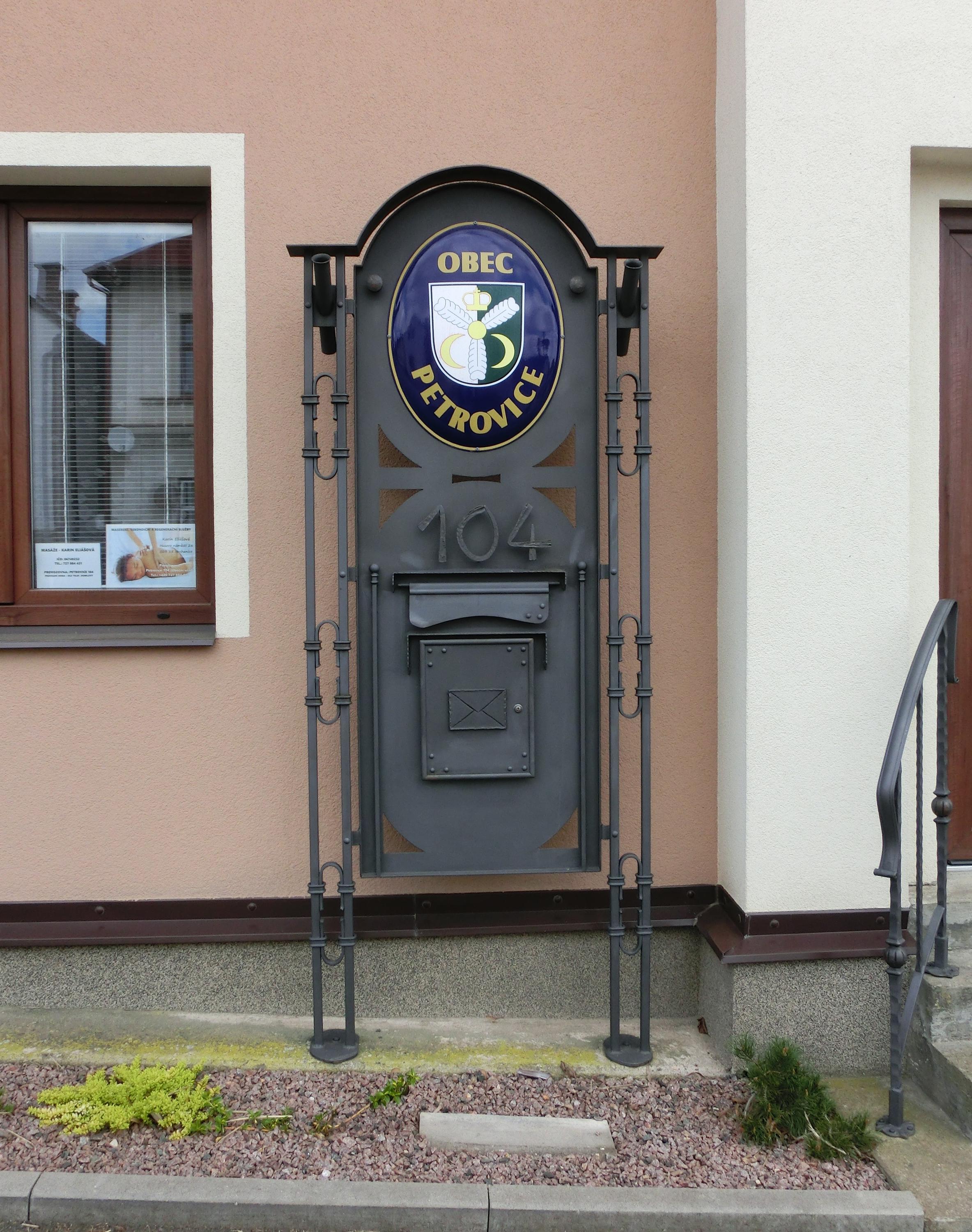 Petrovice - obecní úřad foto 3