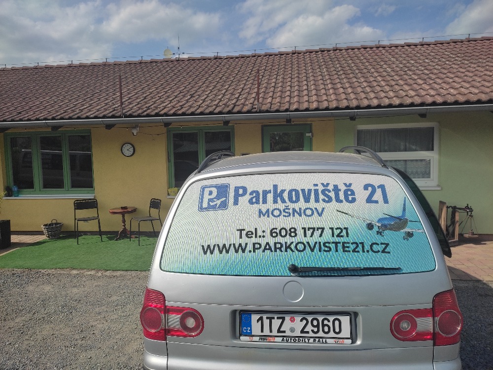 Parkování u letišti v Mošnově