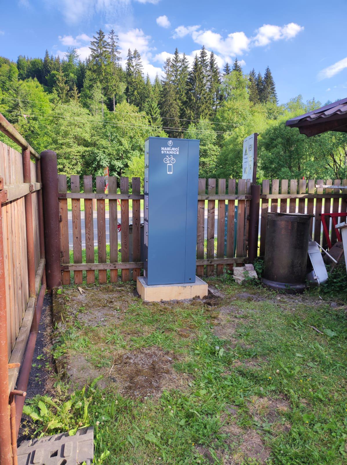 Nabíjecí stanice pro elektrokola a mobilní zařízení foto 2