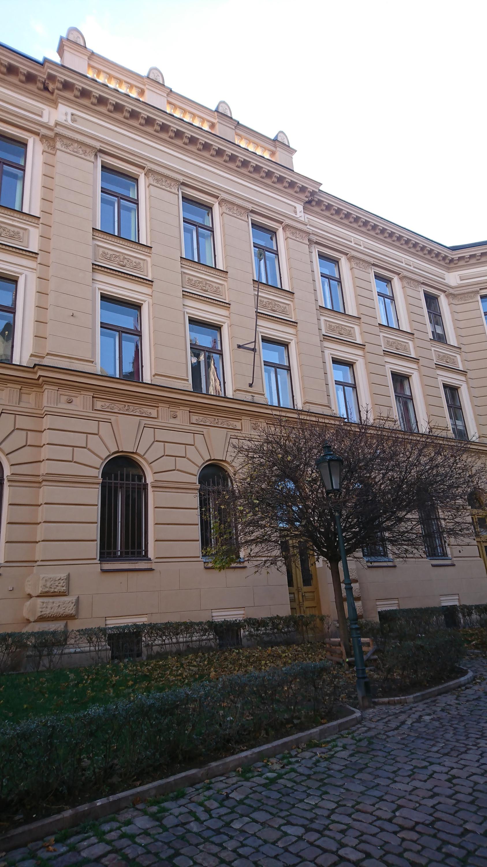 Gymnázium Karla Sladkovského Praha 3 foto 5