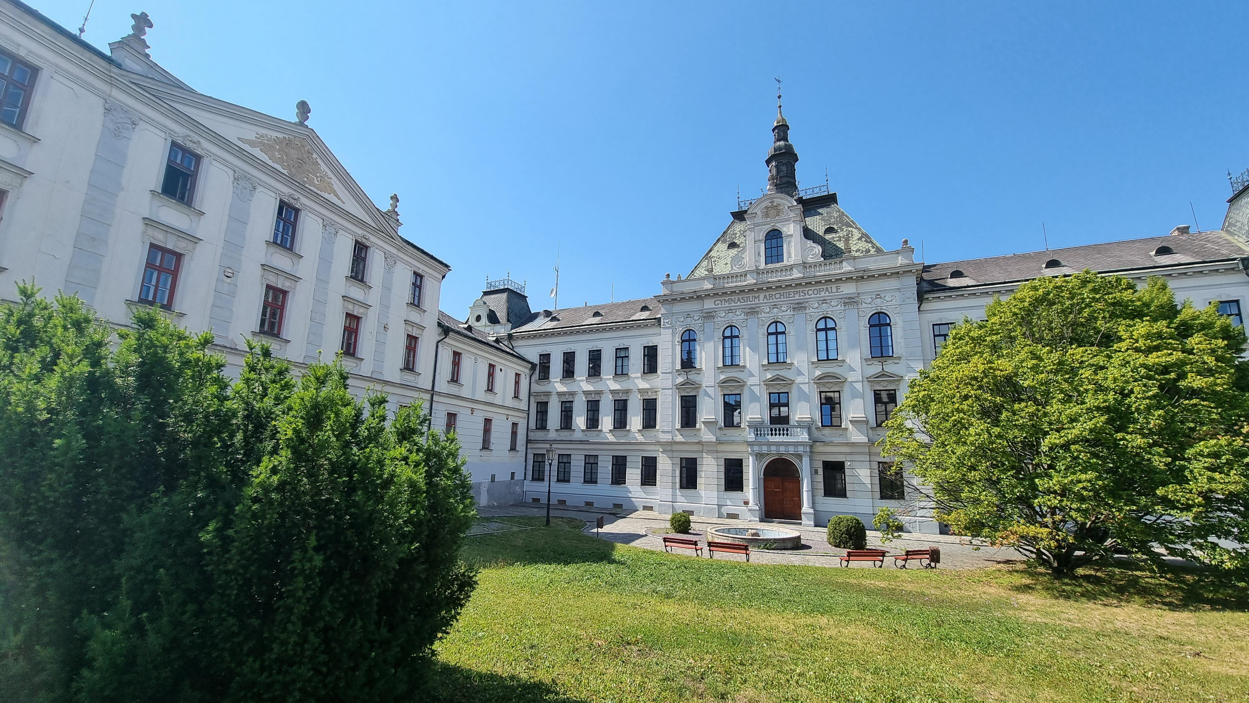 Knihovna Arcibiskupského gymnázia Kroměříž foto 2