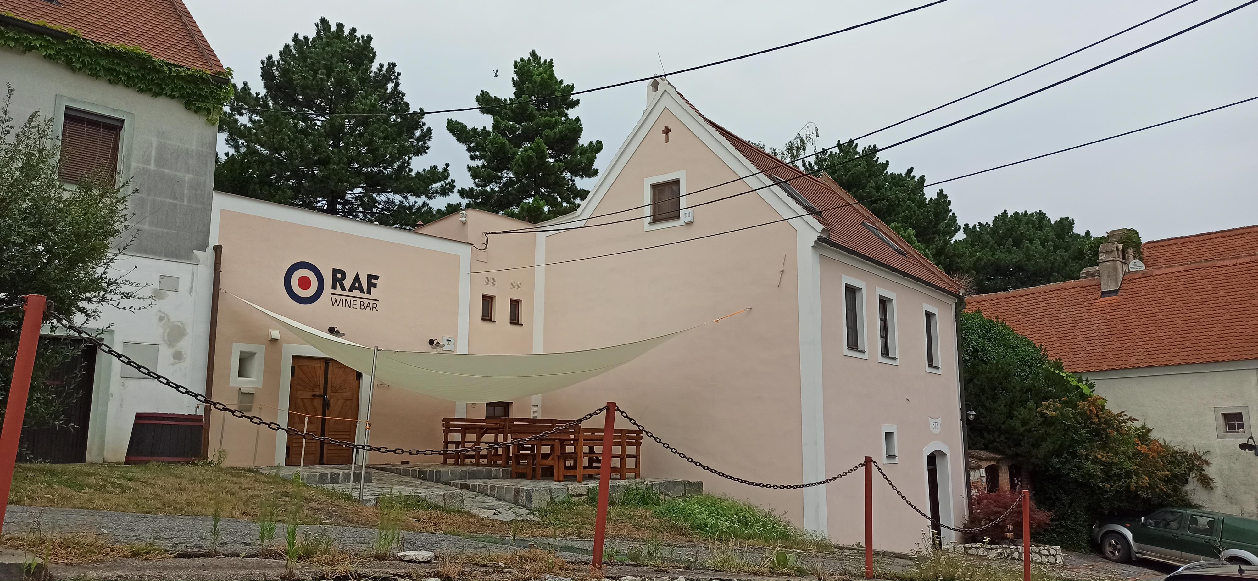RAF wine Pavlov foto 2