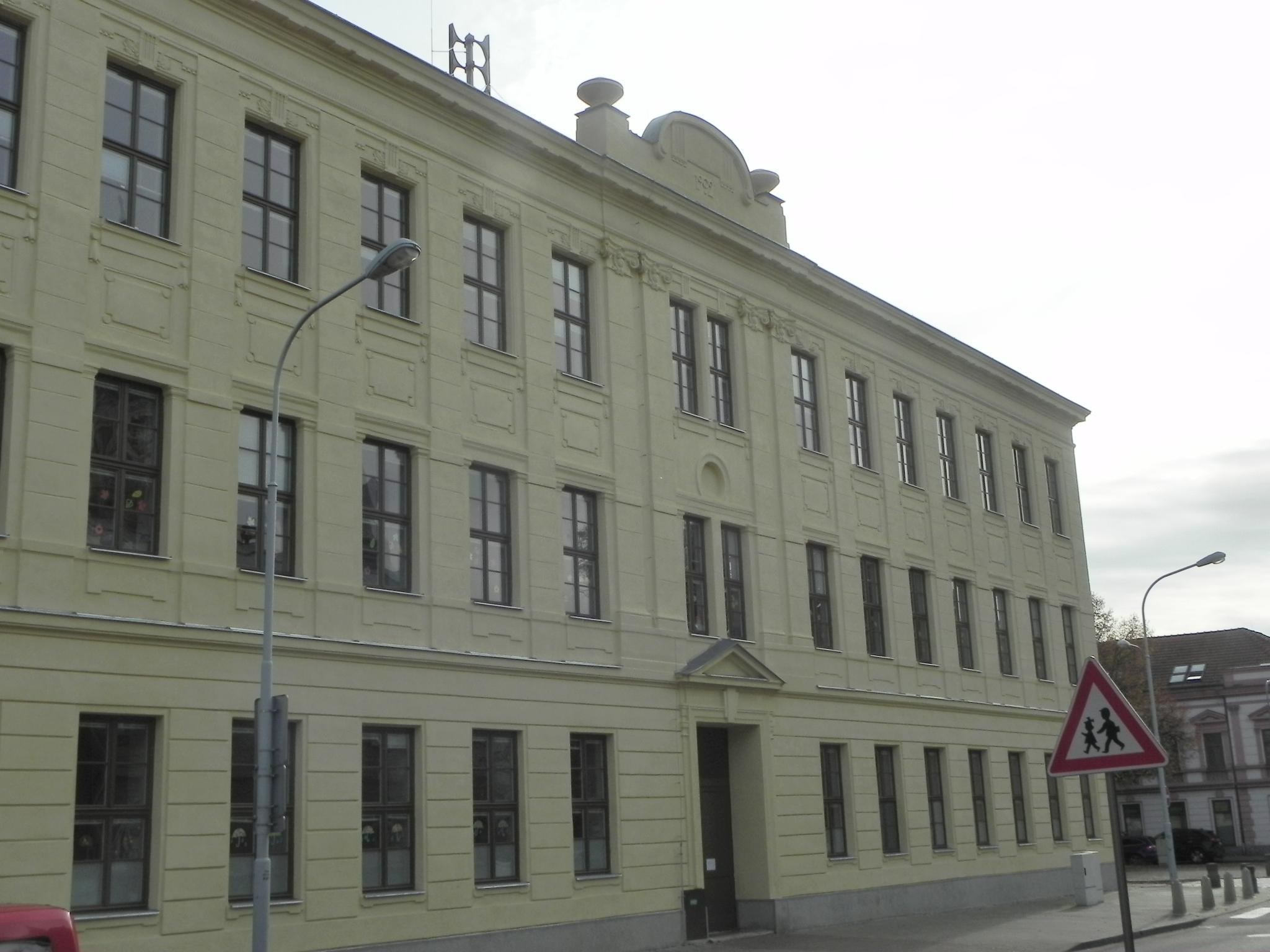 ZŠ J. A. Komenského, náměstí Republiky foto 2