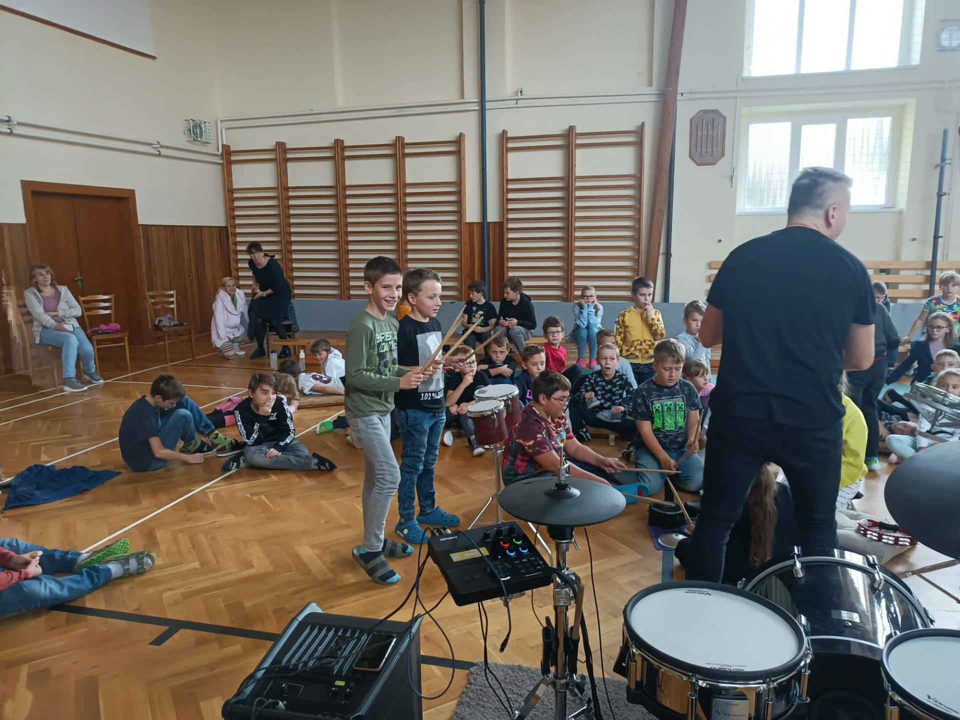 ŠKOLA RYTMU aneb KDO MÁ RUCE BUBNUJE foto 2