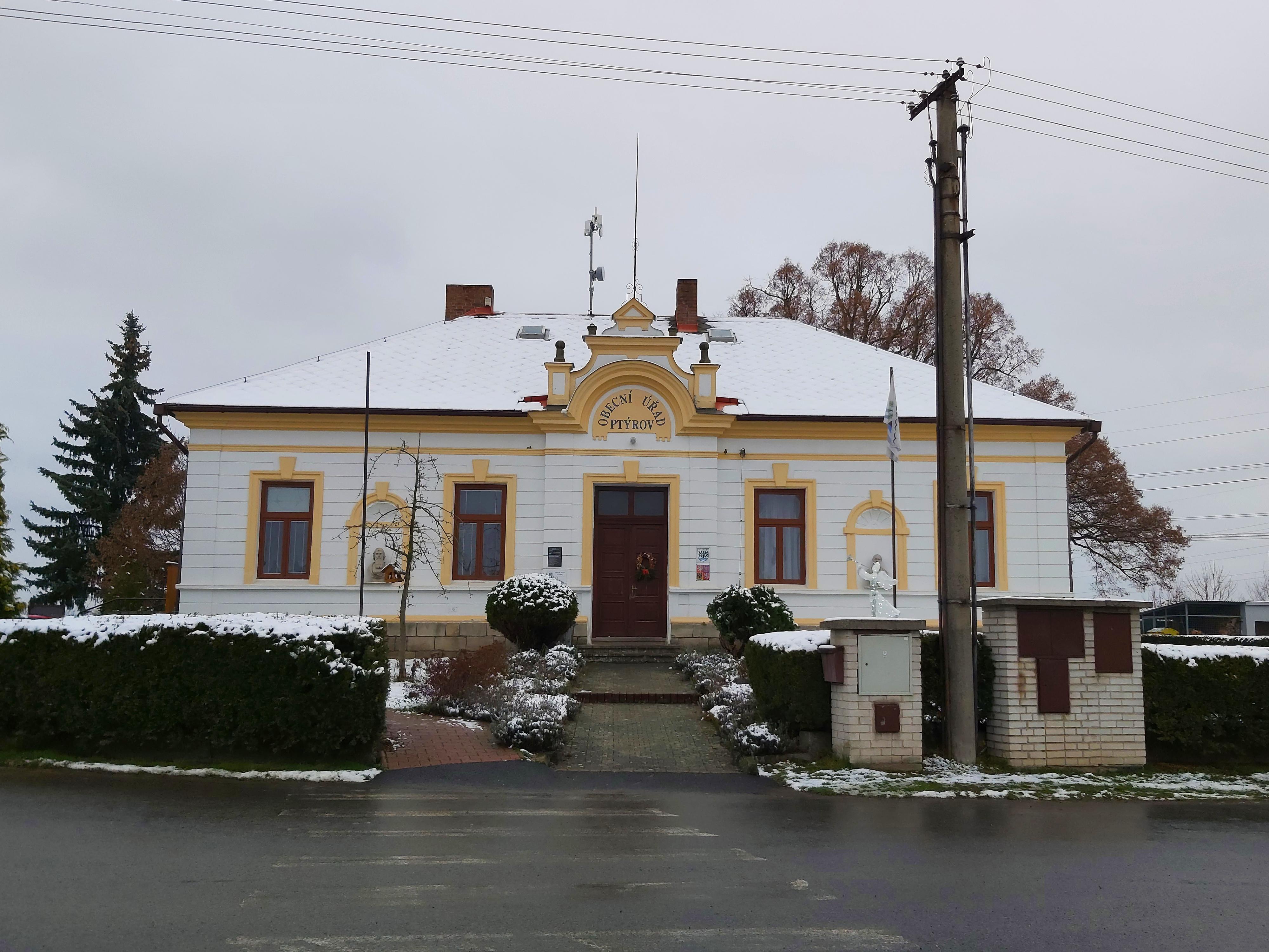 Ptýrov - obecní úřad foto 3