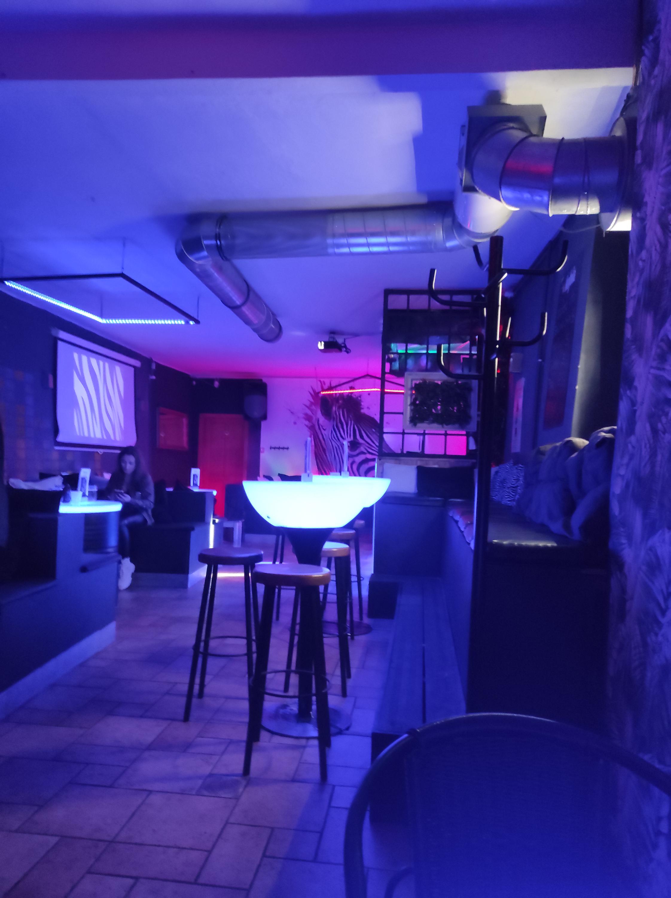 Zebra Bar & Karaoke foto 4