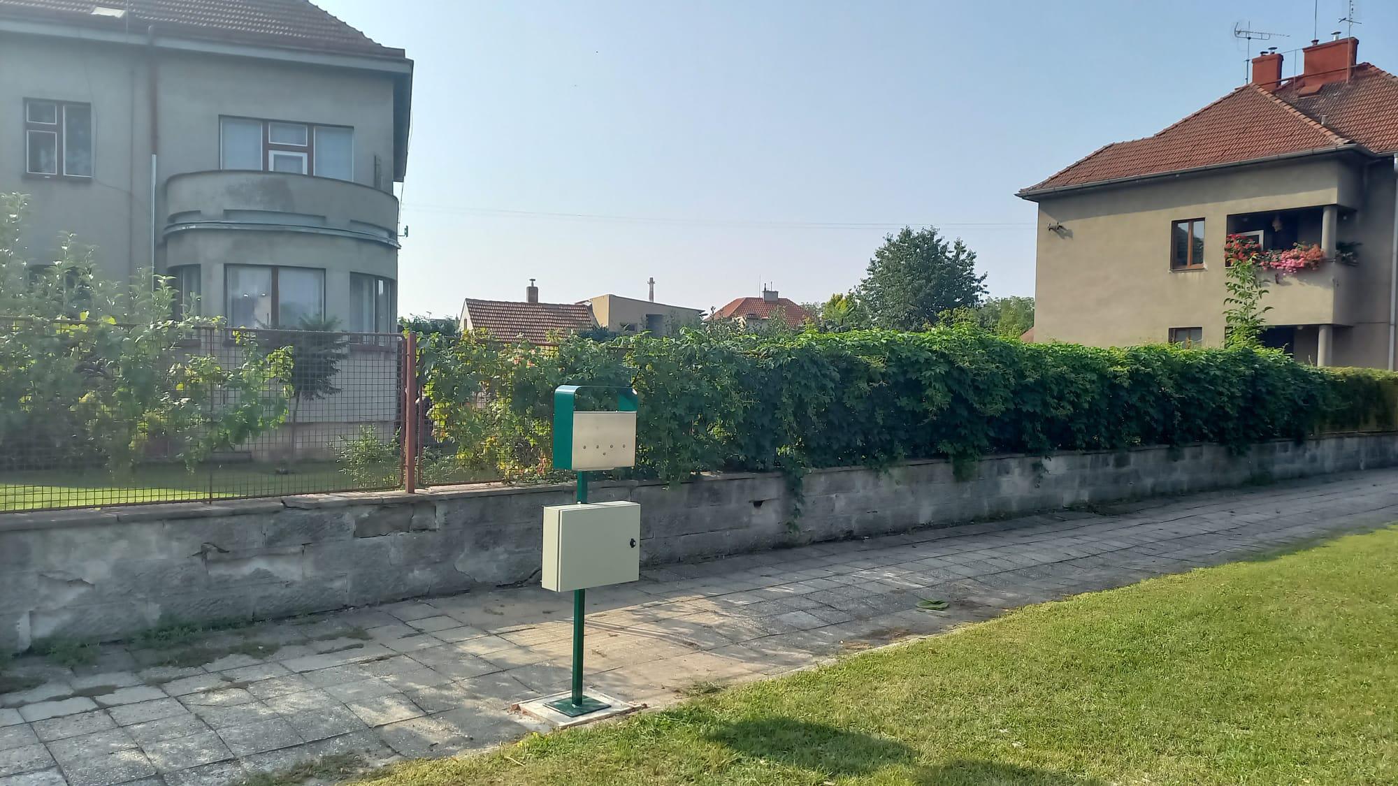 Nabíjecí stanice Na Bělidlech u Hrabalovy Vily